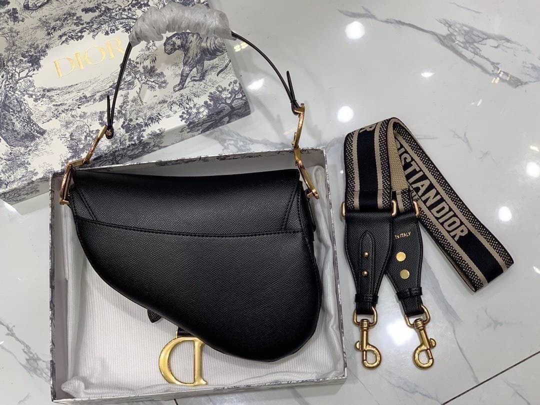 หนังแท้ DIOR SADDLE BAG Black Goatskin กระเป๋ารุ่นยอดนิยมตามแบบฉบับแบรนด์ งานทอลายคมชัด ใช้งานได้ 2 แบบ สะพายยาว CROSSBODY และสายสั้นถือได้เก๋ๆ ลุคนี้คูลสุดๆ เลยค่าา ภาพถ่ายจากสินค้าจริง! สวยมาก พร้อมส่งที่ไทยราคาสุดคุ้ม สาวๆ ห้ามพลาดค่ะ!