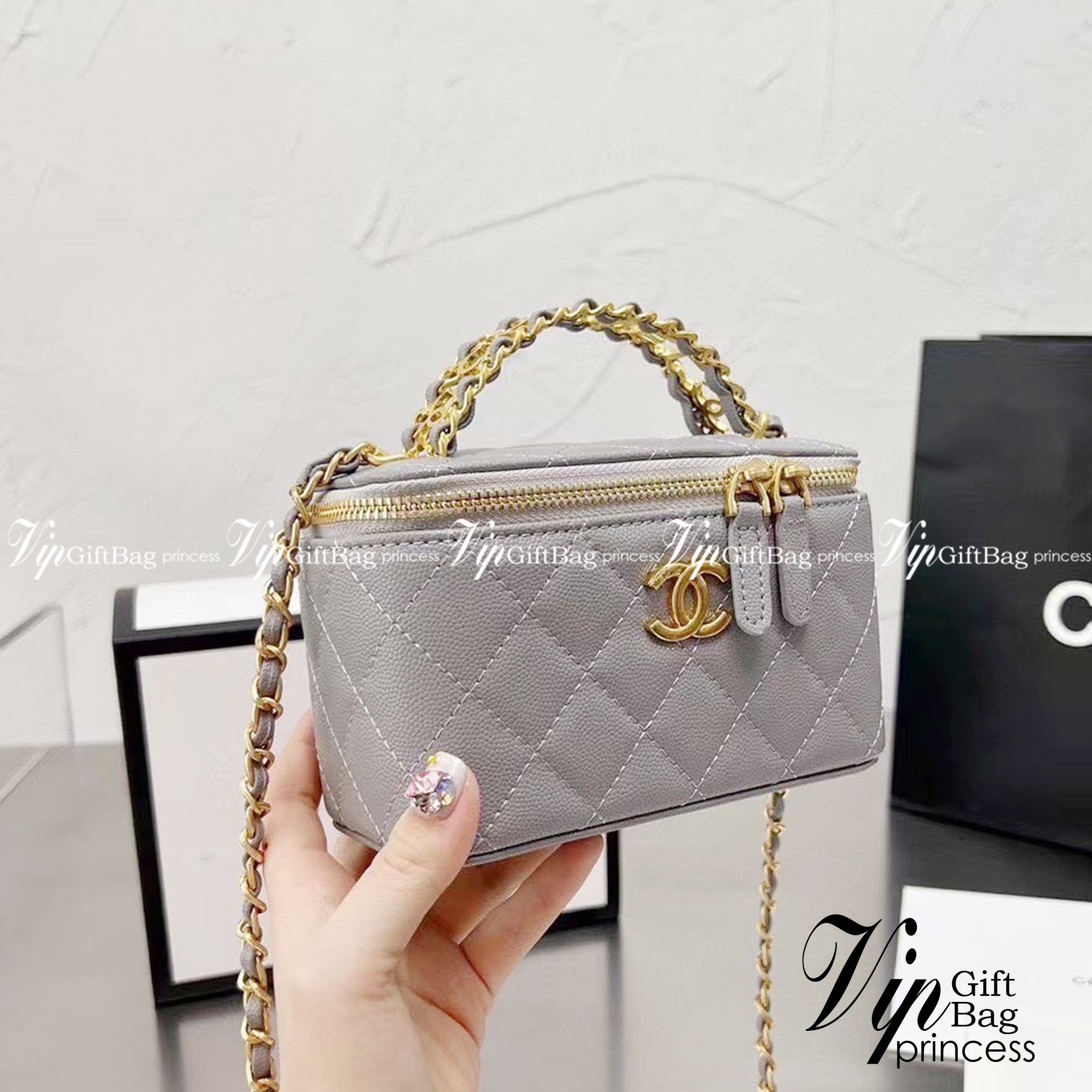 CHANEL VANITY Handle / Chanel vanity with chain and top handle กระเป๋าทรงกล่อง Vanity ซีซั่นใหม่ล่าสุด พร้อมกับหูจับอะไหล่ทอง แต่งโลโก้แบรนด์ สวยหรูมาก หนังฟูสวยใส่โทรศัพท์ได้สบายๆ เลยค่ะ มีช่องสำหรับใส่การ์ด ฮอตสุด น่ารักสุด กระเป๋าทรงกล่องใบเล็กน่ารัก ง