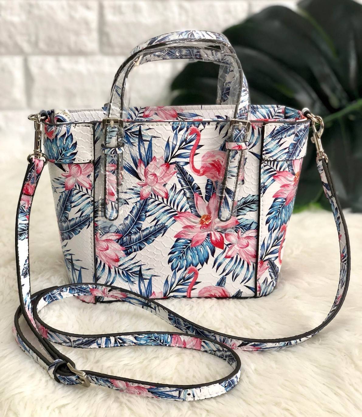 GUESS FLAMINGO MINI TOTE BAG ลายใหม่ล่าสุด กระเป๋าถือหรือสะพายข้าง ลาย flamingo ทั้งใบ สวยงามน่าใช้ ด้านหน้าห้อยพวงอะไหล่แบรนด์ เปิดปิดกระเป๋าด้วยซิป ภายในโล่ง ใส่กระเป๋าสตางค์ใบยาวได้ มีช่องซิปและช่องเล็ก มาพร้อมสายยาวถอดออกได้ เลื่อนปรับระดับได้ รุ่นนี้