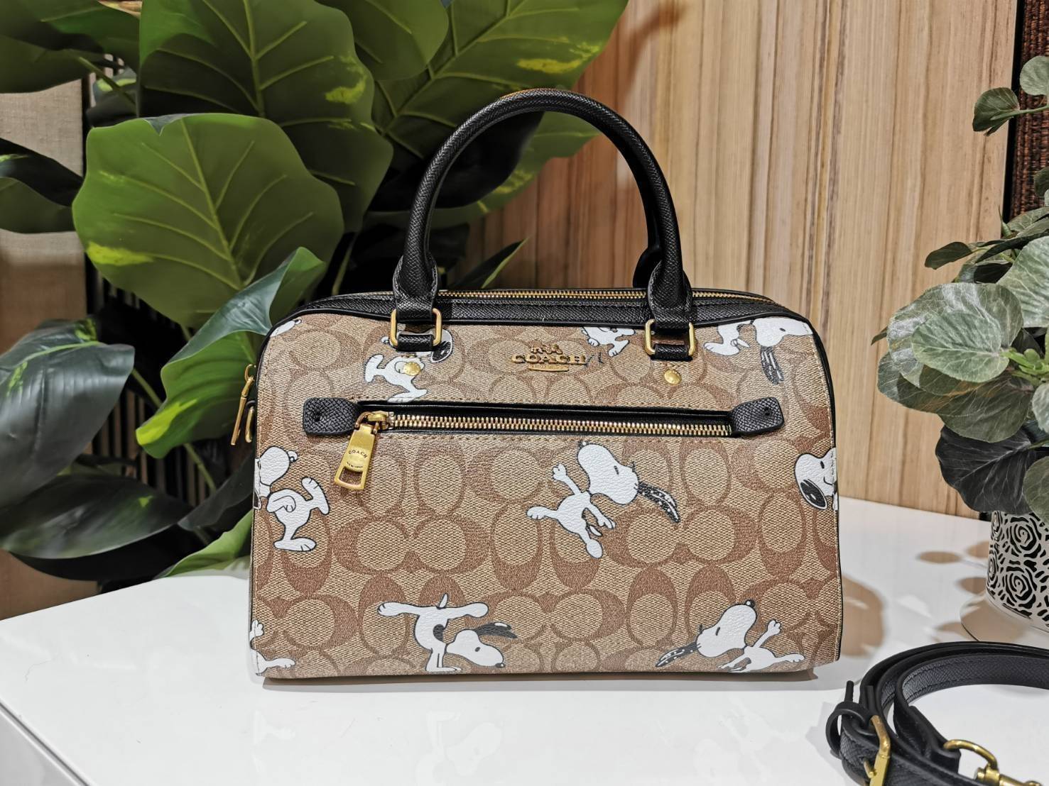 COACH FACTORY BOSTON BAG IN SIGNATURE X SNOOPY COLLECTION กระเป๋าถือหรือสะพายคอลเลคชั่นพิเศษจาก Coach Factory วัสดุ Signature refined calf leather หนังแท้ลายคอลเลคชั่น Snoopy เทคเจอร์สวยอยู่ทรง ดีไซน์ยอดนิยม ด้านหน้ามีโลโก้และช่องซิปแบรนด์ ช่องหลักเปิดปิด