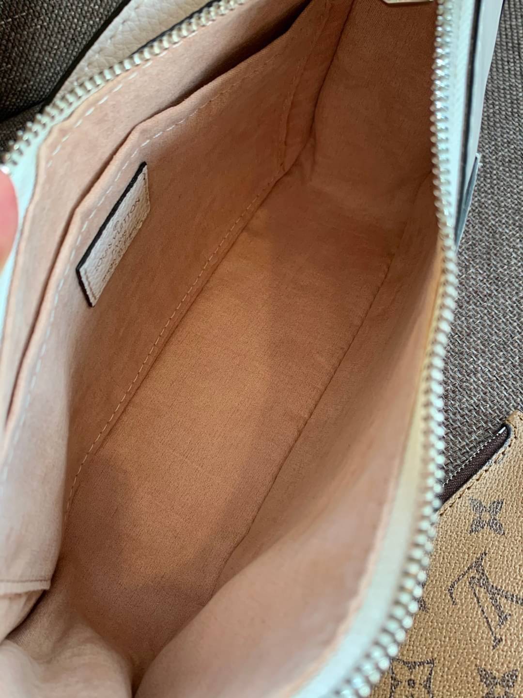 VIP 🥂 LOUIS VUITTON MARELLR EPI LEATHER รุ่นนี้ลายหนังเป็นลายไม้ มีโลโก้แบรนด์แบบฉลุด้านหน้า มาพร้อมกระเป๋าใบลูกแบบซิปจัดเก็บได้ตรงช่องด้านหน้า สามารถถอดออกแยกใช้งานได้ต่างหากนะคะ เปิดปิดกระเป๋าแบบซิป ภายในโล่ง สามารถใส่กระเป๋าเงินใบยาวได้;ของจุกจ