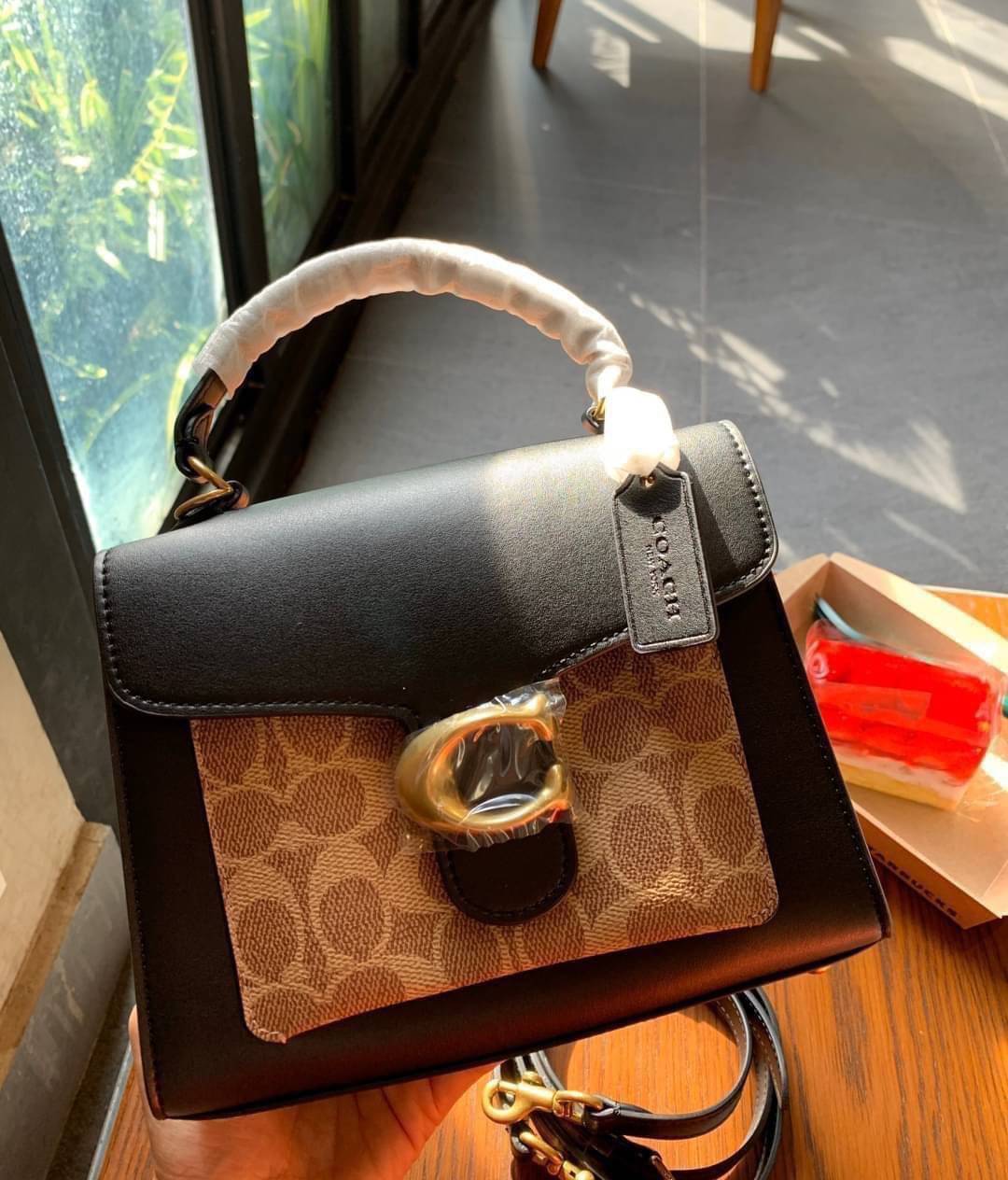 OUTLET 】COACH TABBY TOP HANDLE 20 LEATHER BAG หรูหรามากๆค่ะ สินค้าแนะนำ!! กระเป๋าถือ//สะพายข้างได้ วัสดุหนังแท้อย่างดี หนึ่งใบทำหนัง2แบบได้อย่างลงตัว สวยงาม มีอะไหล่ตัวC ใหญ่ด้านหน้าโดดเด่นหรูมากๆค่ะ 🔺เปิดปิดแบบกดล็อค ภายในมี2ช่องสำหรับใส่ของ สามา