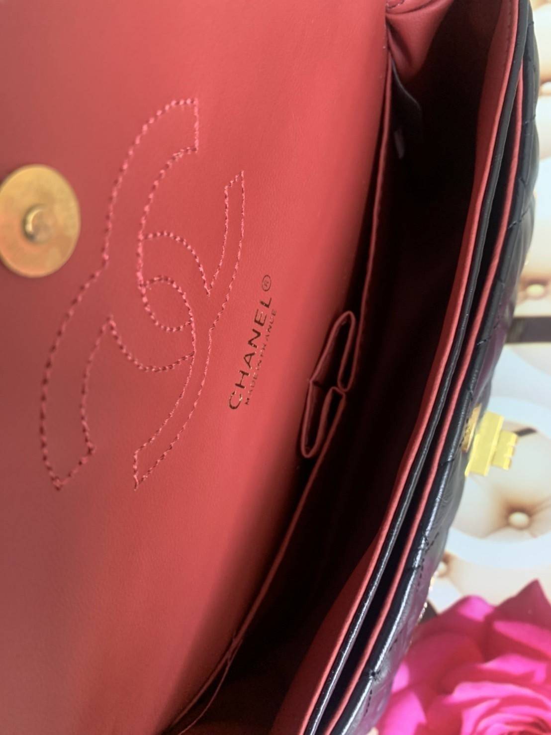 CHANEL ! Chanel Black Quilted Leather Limited Edition Lucky Charm Reissue Classic Bag กระเป๋าทรงคลาสสิคมาใหม่จาก Chanel วัสดุหนังแกะนิ่มกึ่งสังเคราะห์ ดีไซต์เป็นเอกลักษณ์ที่น่าจดจำ ด้านหน้าตกแต่งด้วยรูปสัตว์สิ่งของนำโชค อะไหล่ทอง มาพร้อมสายสะพายโซ่ทักทอเป