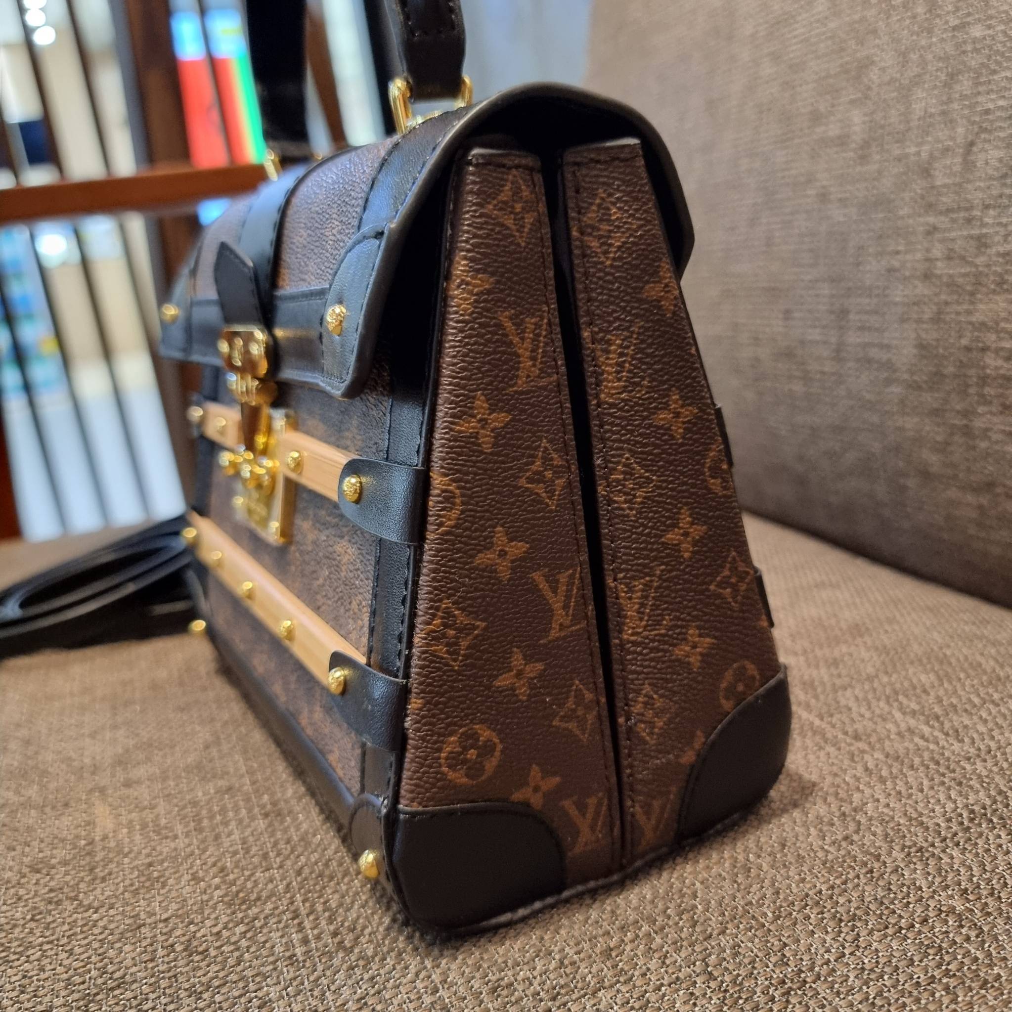 ใหม่ล่าสุดจาก LV monogram vintage box bag มาพร้อม box set สุดหรูรุ่นนี้ดีเทลยอดเยี่ยม เก็บรายละเอียดได้ดีและโดดเด่น ถือแล้วผู้ดีมาก!! วัสดุหนังแคนวาสสลับหนังแท้ เปิด-ปิดด้วยตัวบีบล็อค แน่นหนา ภายในโล่งกว้าง เลิศตรงที่เก็บทรง ขยายทรงด้านข้างได้ คอนโทรลด้วย