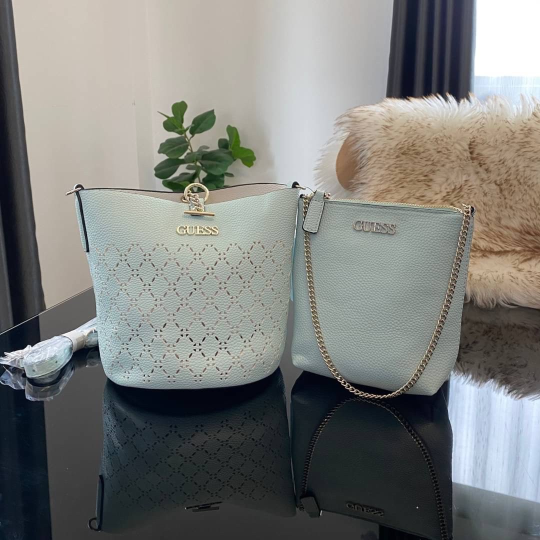 Guess Amara Bucket Handbag ซื้อ 1 ได้ถึง 2 กระเป๋ารุ่นใหม่ล่าสุดทรงถังสุดน่ารัก พิมพ์ลายรอบใบ วัสดุหนังนิ่มคุณภาพดี นิ่ม น้ำหนักเบา ด้านหน้าประดับด้วยโลโก้แบรนด์สวยโดดเด่น เปิด-ปิดด้วยด้วยตัวคล้องอะไหล่เงินสะดวกใช้ ด้านในโล่ง มีสายยาวปรับระดับได้มาให้ มาพ