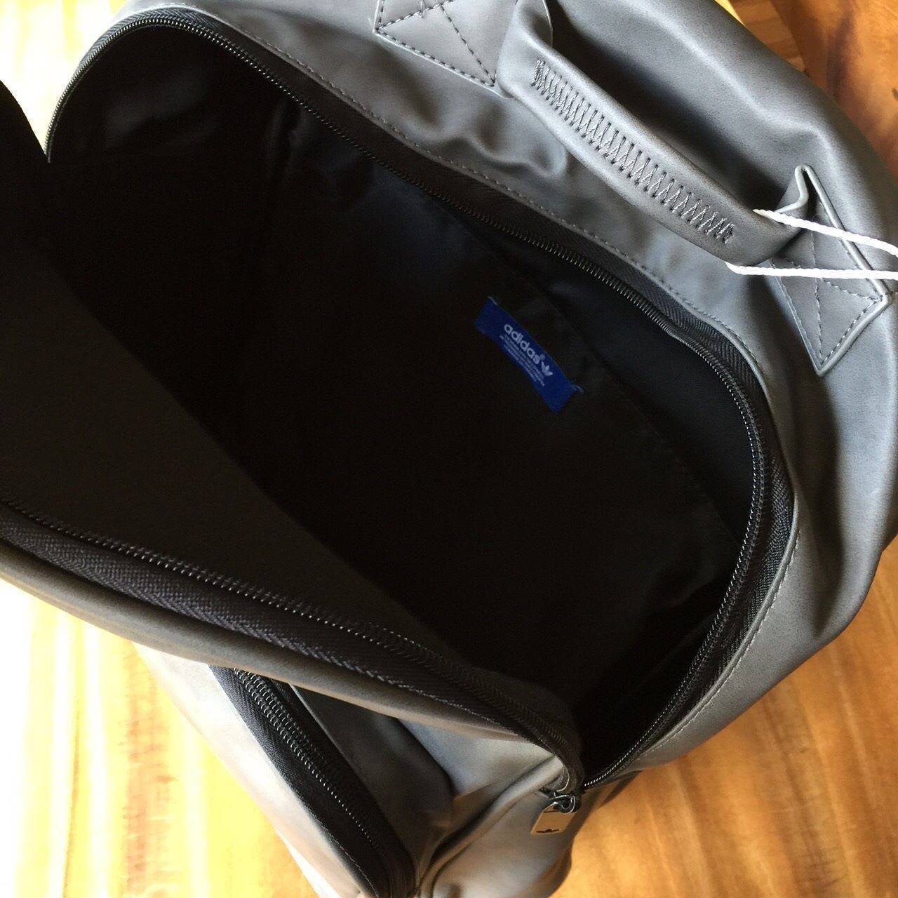 Adidas Originals Classic Trefoil Backpack วัสดุเป็น puหนังนิ่มและโพลีเอสเตอร์100% สะดวกสบายและมีดูดีมีสไตล์ด้วยเป้สะพายหลังสำหรับอุปกรณ์ออกกำลังกาย ปลอดภัยและจุได้เยอะขึ้นด้วยกระเป๋าหน้าพร้อมซิปสำหรับสิ่งของชิ้นเล็ก ภายในมีช่องโน้ตบุ๊กโดยเฉพาะ ด้านหน้าสกร