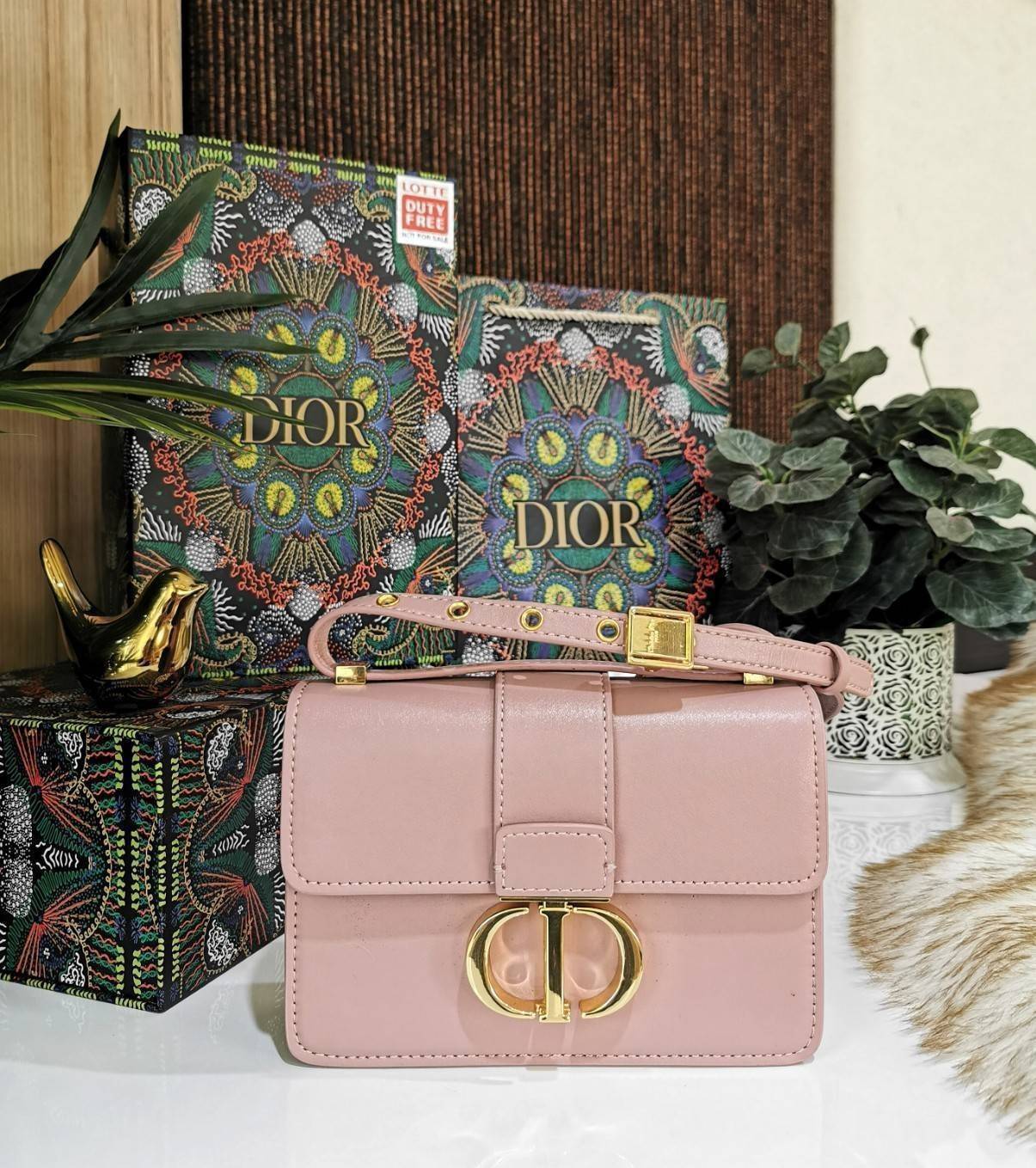 CHRISTIAN DIOR MINI BAG VIP GIFT WITH PURCHASE (GWP) พรีเมี่ยมกิ้ฟ Limited Edition จาก DIOR DUTYFREE COUNTER วัสดุหนังแท้ Calfskin ทรงสี่เหลี่ยมหนังเรียบสวยหรูอยู่ทรงเปิดปิดด้วยฝาปิดโลโก้แบรนด์อะไหล่ทองด้านหลังมีช่องใส่ของ ภายในโล่งมีโลโก้สามารถใส่มือถือข