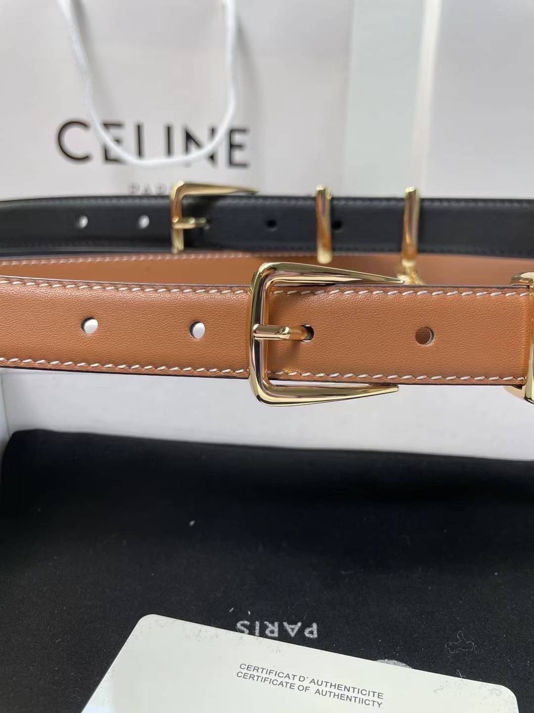 CELINE Belt Leather / Celine Elegant Charm 1 Belt In Smooth Calfskin With Gold พร้อมส่ง เข็มขัดเซลีน มีเส้นเดียวใช้ได้ทั้งปี ไม่ว่าลุคไหนๆ เส้นเดียวเอาอยู่ งานหนังเรียบสวยมาก แนะนำค่ะ