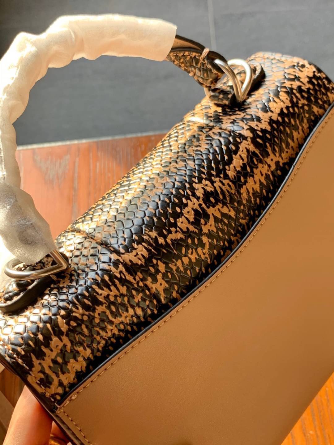 OUTLET 】COACH TABBY TOP HANDLE 20 LEATHER BAG หรูหรามากๆค่ะ สินค้าแนะนำ!! กระเป๋าถือ//สะพายข้างได้ วัสดุหนังแท้อย่างดี หนึ่งใบทำหนัง2แบบได้อย่างลงตัว สวยงาม มีอะไหล่ตัวC ใหญ่ด้านหน้าโดดเด่นหรูมากๆค่ะ 🔺เปิดปิดแบบกดล็อค ภายในมี2ช่องสำหรับใส่ของ สามา