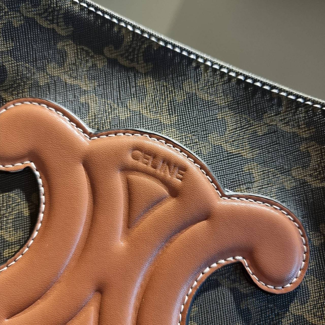 VIP 】CELINE BUCKET BAG CUIR TRIOMPHE คอลเลคชั่นใหม่ ฮิตข้ามปี กับกระเป๋าสะพายทรงถัง ใช้งานง่ายที่สุด สายสะพายในตัว ปรับใช้ได้เลย วัสดุหนังวัว เรียบหรู ผู้ดีไปอีก โดดเด่นด้วยโลโก้เอกลักษณ์ มีกระดุมปิดที่ปากกระเป๋า ภายในโล่งกว้าง ใส่ของแบบจุๆไปเลย เป็นรุ่นท