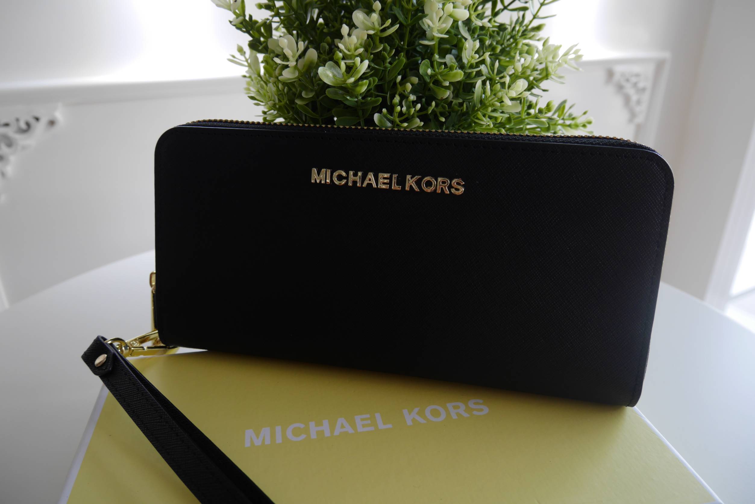 Best seller! งานขายดี รุ่นใหม่คะ Michael kors saffiano Wallet กระเป๋าสตางค์ใบยาว หนัง Saffiano ซิปรอบ สวยหรู มาก อะไหล่ปั้มโลโก้แบรนด์ ด้านในมีช่องใส่บัตร เยอะม้ากกก อีกด้านมีช่องแบงค์+ซิปใส่เหรียญ จุของได้เยอะจริงๆคะ ใส่ iphone 6+ ได้ สวยหรูดูดี อุปกรณ์ค