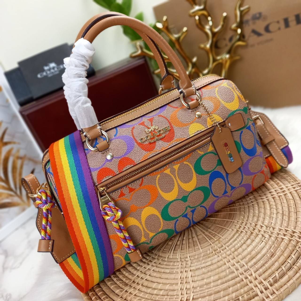 COACH ROWAN SATCHEL IN RAINBOW SIGNATURE CANVAS (COACH C4396)🌈 คอลเลคชั่นที่มาแรงที่สุด ร้อนแรงได้อย่างไม่มีแผ่วลงเลยสักนิด! โดดเด่น สดใส สะดุดตา🌈 ระดับตัวTOP ต้องยกให้เธอเลย กับ COACH ทรงหมอน 10" คอลเลคชั่นนี้// วัสดุหนังแคนว