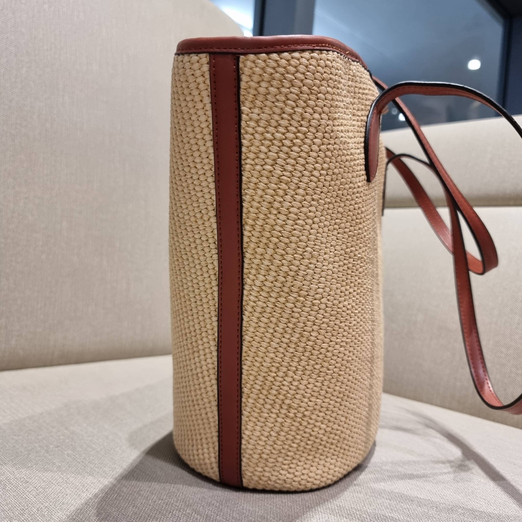 LV SAINT JACQUES LIMITED BAG ไอเท็ม เอ็กซ์คลูซีพจัดมาให้สาวๆโดยเฉพาะ!! กระเป๋าสะพายใบใหญ่รุ่นลิมิเต็ดหายาก ด้วยวัสดุสังเคราห์จากธรรมชาติ สานเต็มใบออกมาเป็นลวดลายสวยงาม และยังโดดเด่นด้วยโลโก้ สีโทนอุ่น ทำให้ไอเท็มนี้ ดูดีน่าค้นหา มาพร้อมใบลูกอีกหนึ่ง ที่สา