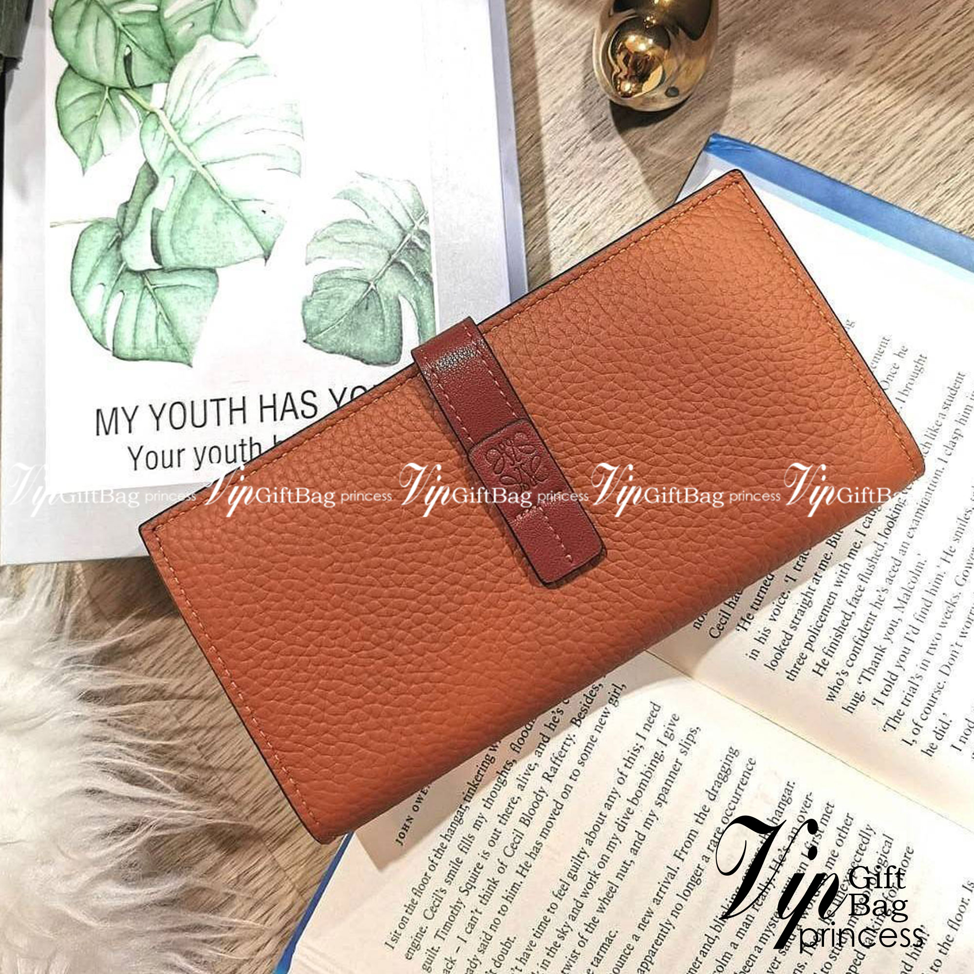 LOEWE LONG WALLET BAG วัสดุหนังแท้เทคเจอร์สวยอยู่ทรงปั้มโลโก้แบรนด์ด้านหน้าเปิดปิดด้วยกระดุม ภายในมีช่องใส่ธนบัตรหลายช่อง ช่องหลักสามารถใส่มือถือได้ มีช่องซิปใส่เหรียญ ช่องใส่ธนบัตรใส่แบงก์พันได้ สวยน่าใช้ พร้อมส่งที่ไทยสุดคุ้มห้ามพลาด!