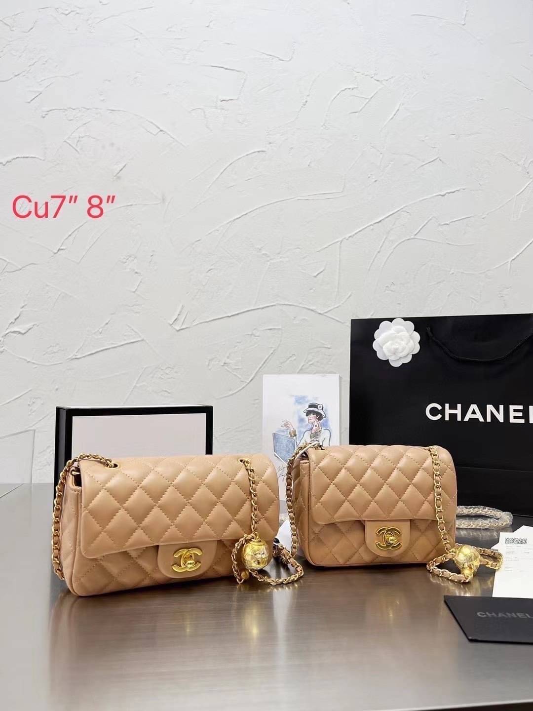 Chanel 22c classic golden ball / Chanel Pearl with Chain crossbody bag กระเป๋าสะพายข้างหรือสะพายเป็นครอสบอดี้ ใบนี้ไปถือออกงาน ก็สวยหรูดูแพงสุดๆค่า!! คลาสสิคและโดดเด่นทุกสี