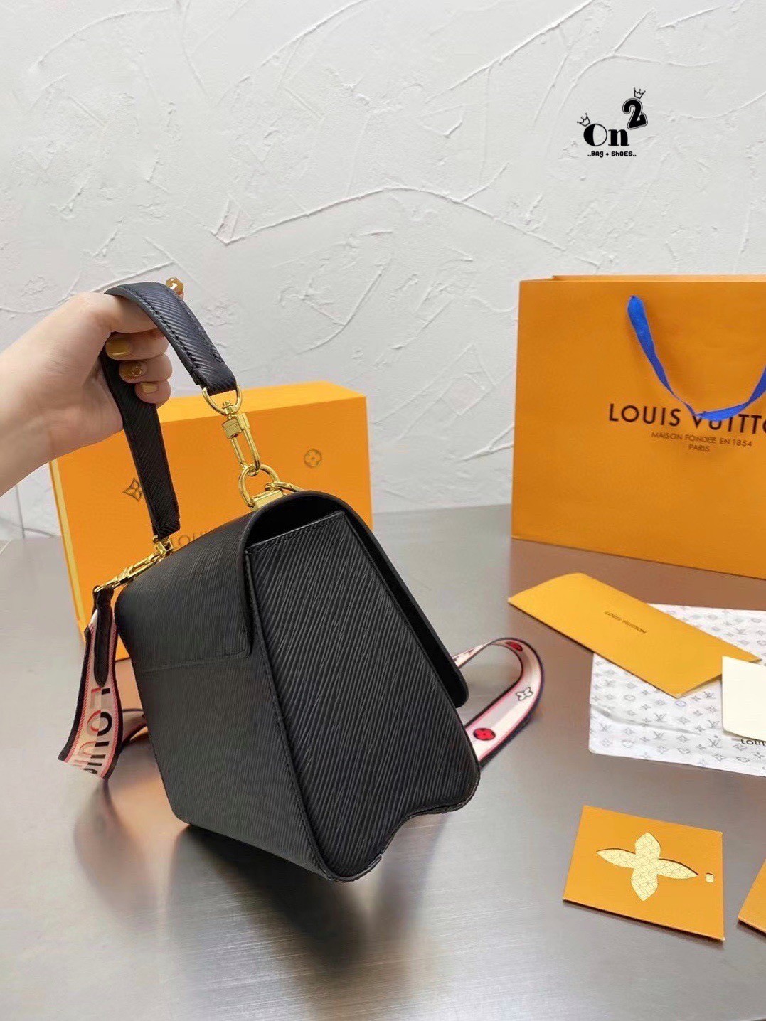 LOUIS VUITTON Twist Shoulder Bag MM / LV Twist MM ที่สุดของความสวยคลาสสิคย้อนยุค กระเป๋าสะพายที่มีลูกเล่น เพิ่มดีเทลให้น่าใช้งาน ด้วยสายสะพายแบบสปอร์ต ที่ปรับเปลี่ยนใช้ได้หลากหลาย วัสดุหนัง epi สวยคม ทนทาน ลวดลายเส้นไม้ แบบไม่มีใครซ้ำ เลิศๆไปอีกกับโลโก้สี
