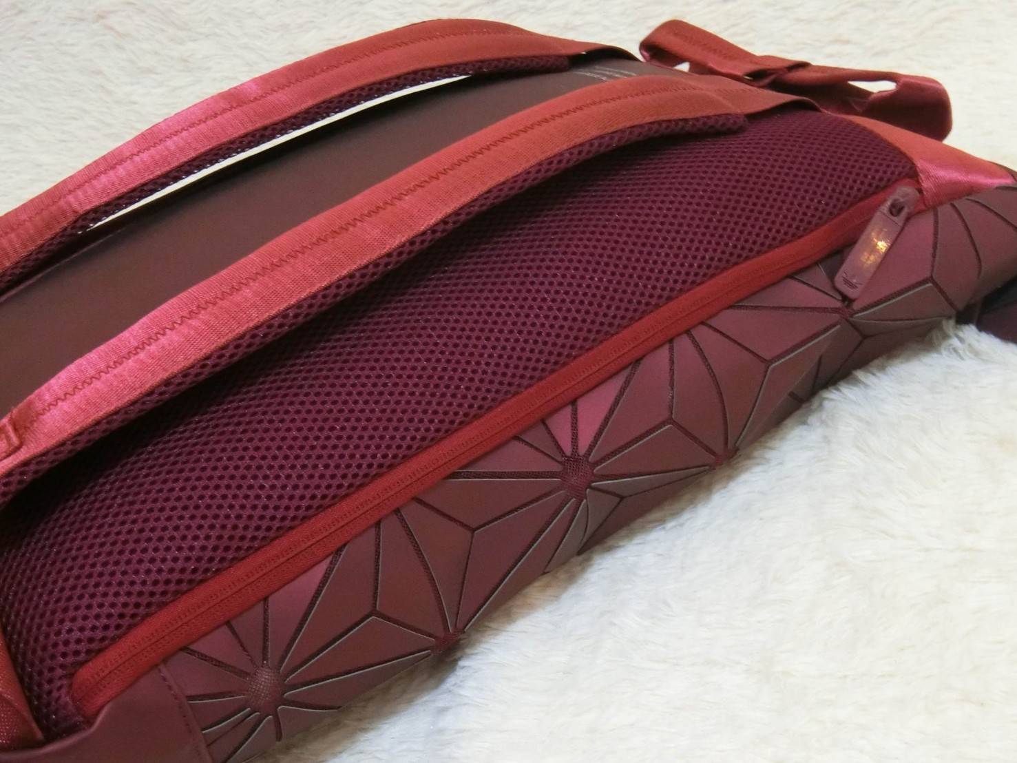 Adidas Originals BP Roll Top 3D Mesh 2017 Backpack Bag DH0100 กระเป๋าเป้สะพายหลัง ดีไซน์แบบ 3 มิติ วัสดุ polyurethane สีดำด้าน โดยใช้ลูกเล่น ของเหลี่ยมและมุมเชื่อมเข้าหากัน ออกแบบกระเป๋า เป็นเหมือนถุงทรงสูง ในส่วนปากกระเป๋าเป็นแบบตีนตุ๊กแก ม้วนพับ และติดก