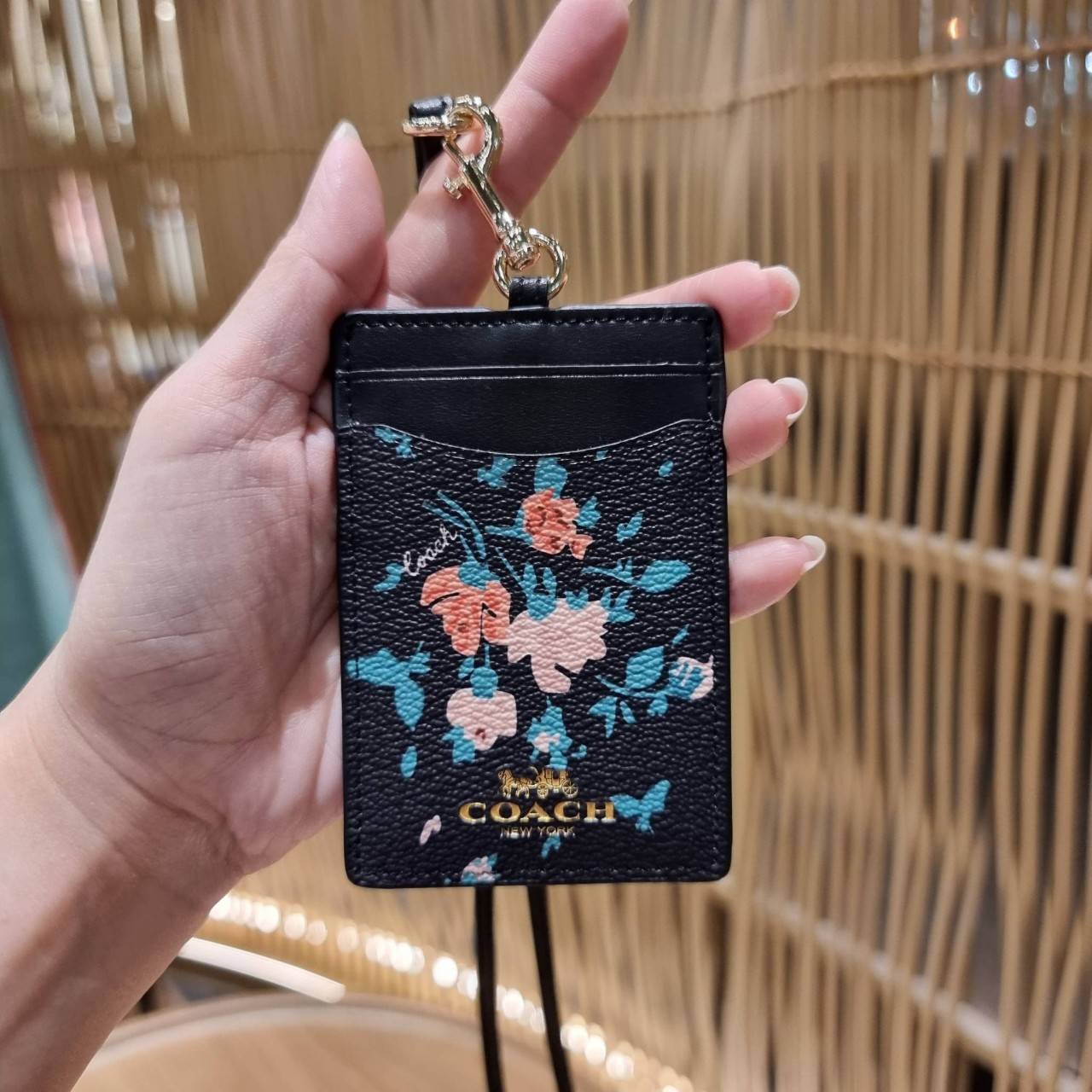 COACH C3305 ID LANYARD IN COLORBLOCK SIGNATURE CANVAS ง่ายๆแบบไม่ธรรมดา!! คลาสสิคแต่มีดีเทลโดดเด่น!! กระเป๋าถนอมบัตร พร้อมสายคล้องคอ ดีไซน์ลวดลายสวย ดูดีทุกแบบ ใช้งานง่าย พกพาสะดวก จะใส่บัตรพนักงาน บัตรเครดิต บัตรปชช. ใบขับขี่ และบัตรอื่นๆที่อยากจะใส่!! ต