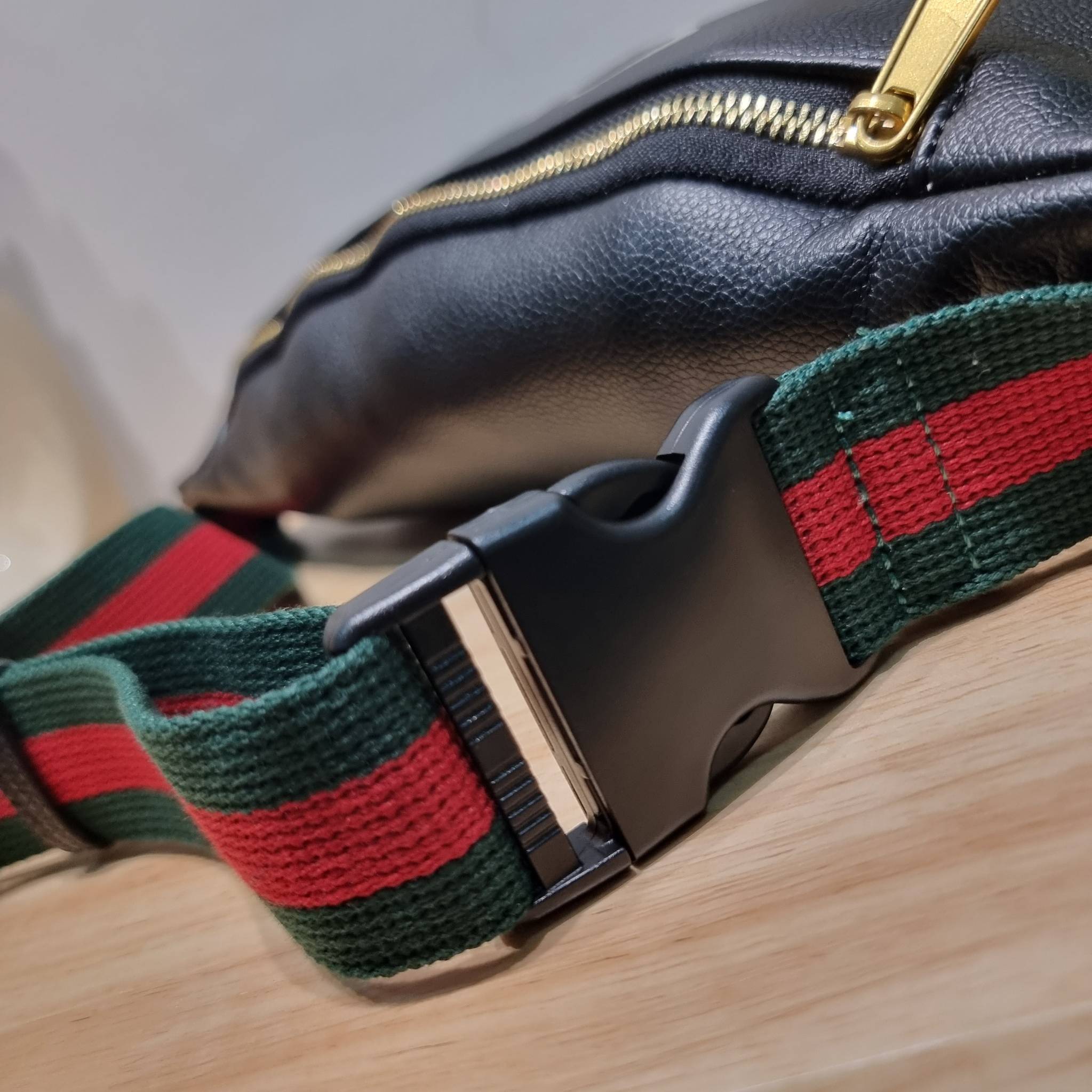 GUCCI Print Logo Belt Bag / GG LEATHER BELT BAG ไอเท็มยอดฮิต ขึ้นแท่น best seller กับกระเป๋าคาดอก ไซส์ใหญ่จุได้คุ้มค่า รูปทรงคลาสสิค พกพาง่าย ดีไซน์ลวดลายเอกลักษณ์ที่เป็นกิมมิค สายสะพายปรับได้ตามชอบ