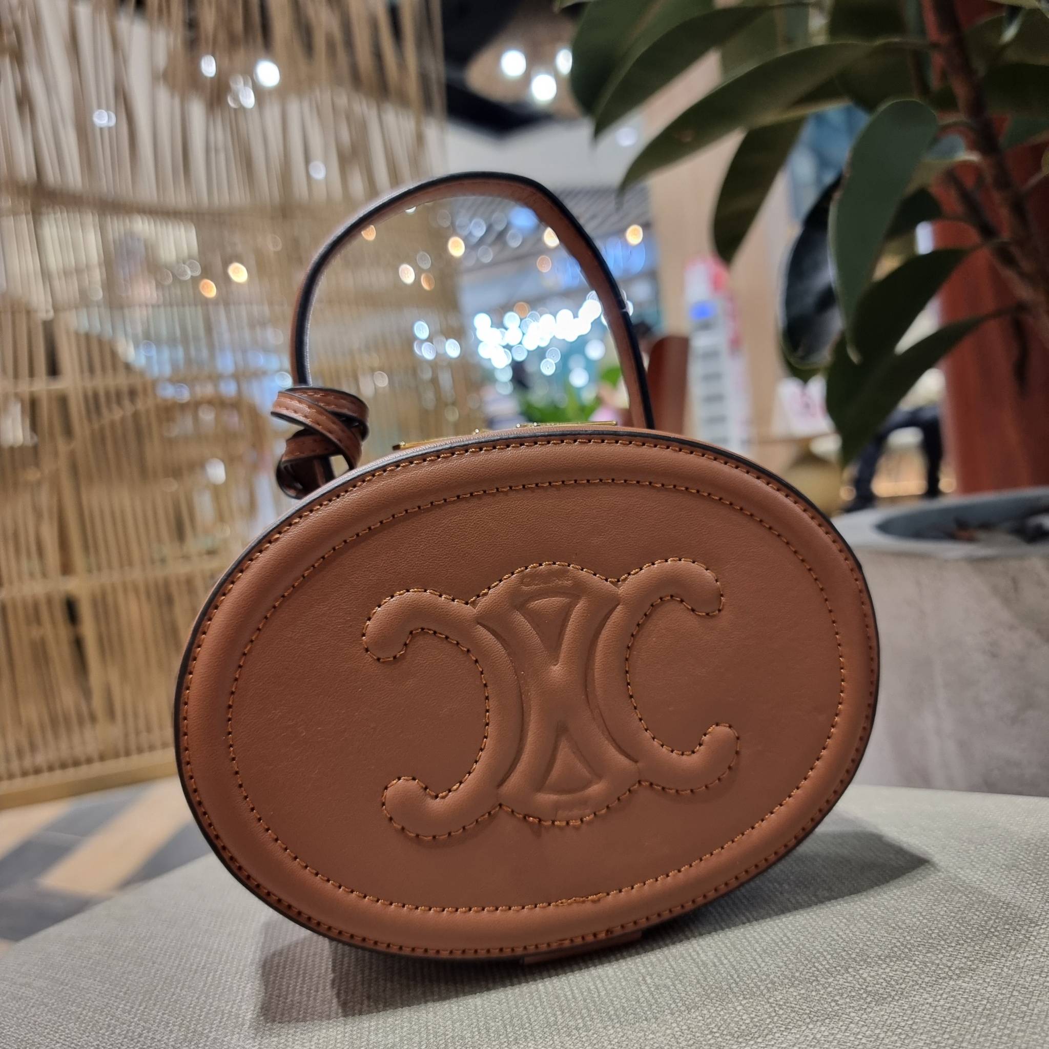VIP 🥂 CELINE OVAL MINAUDIERE CUIR TRIOMPHE น้องน่ารักม้ากกกก!! น่ารักตะโกนไปเลย!! กับกระเป๋าทรง oval รุ่นแรร์ไอเท็ม ที่หายาก และ sold out ไปหลายรอบ!! น้องใบกะทัดรัด สำหรับสาวๆที่ชอบพกพกของแบบง่ายๆ ให้ชีวิตไม่ยุ่งยาก คล้องแขนใช้งานเก๋ๆ วัสดุหนังสัง