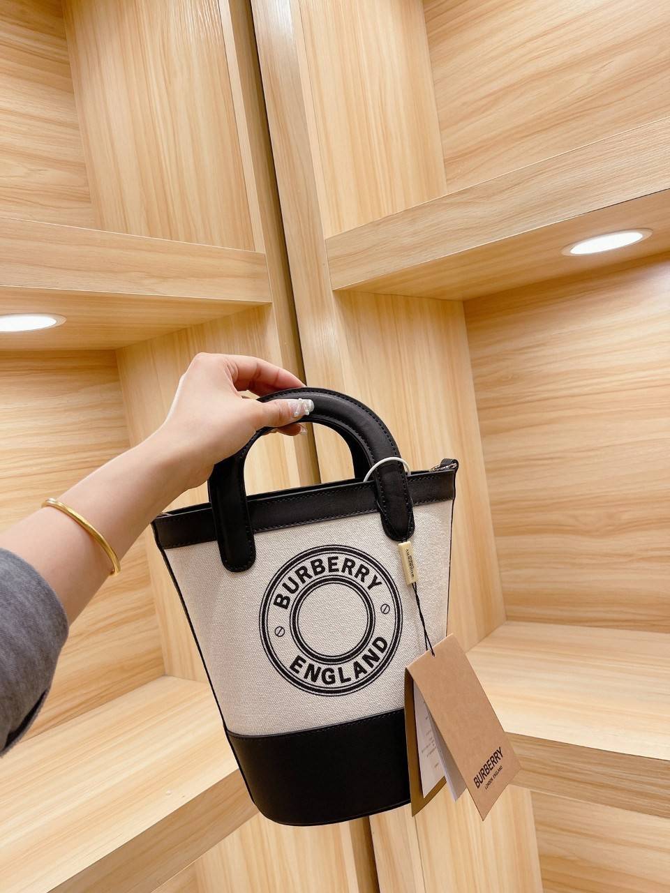 BURBERRY MINI CANVAS CROSSBODY BAG *งานหรูมาก 👑👑 สินค้าพรีเมียมกิ้ฟท์เคาเตอร์น้ำหอมต่างประเทศ กระเป๋าทรง CROSSBODY ใบขนาดกำลังดี *ผ้าแคนวาสคาดหนังวัวแท้ อะไหล่ทอง ปักโลโก้แบรนด์ด้านหน้า ด้านในเปิดปิดด้วยกระดุมคาด สามารถใส่กระเป๋าสตางค์สั้น