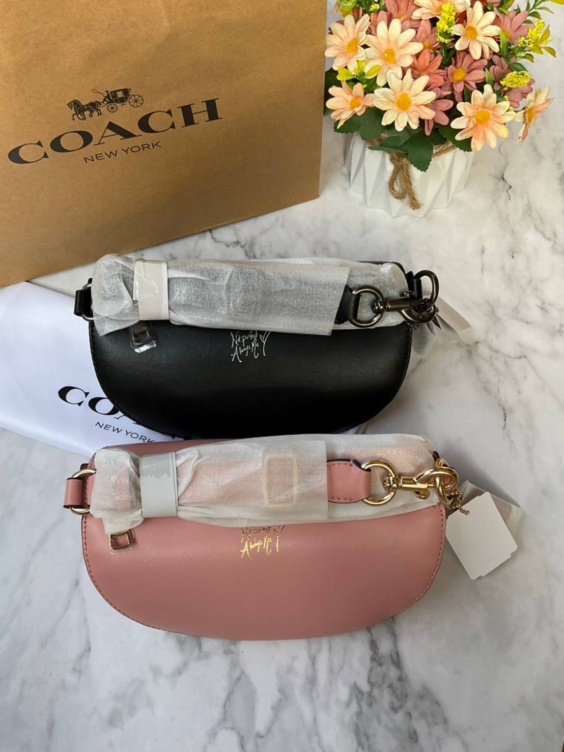 COACH SELENA BELT BAG WITH BUNNY (39315 Pink) / (39316 Black) กระเป๋าสะพาย/คาดอก/คาดเอว รุ่น Limited Edition น่ารักมาก💕 วัสดุหนังแท้ หนังนิ่มอยู่ทรง เปิด-ปิด ด้วยซิป ใส่ Iphone+ กระเป๋าสตางค์ใบสั้น ใส่ของจุกจิกได้ ด้านหลังมีอีก 1 ช่องซิป สายปรับระ