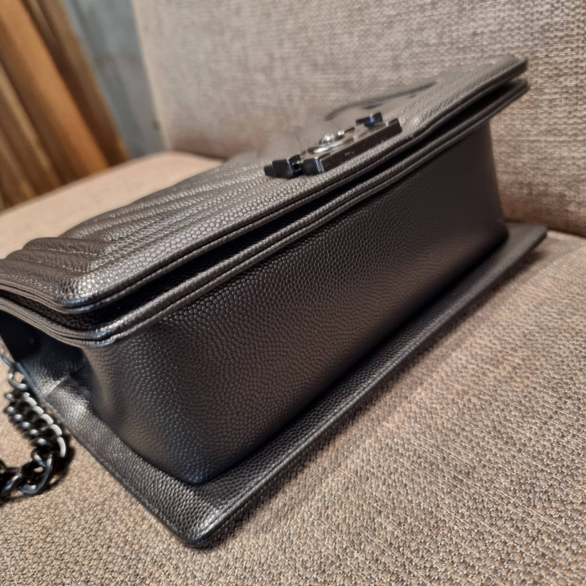 Chanel Boy 10" พร้อมส่งที่ไทย รุ่นสุดฮอต ดีไซน์อะไหล่ดำ เรียบหรูมากๆ!! วัสดุหนังลายคาร์เวีย ทรงคลาสสิคที่สาวๆห้ามพลาด!! ในราคาสุดคุ้ม เปิด-ปิดกระเป๋าด้วยตัวล็อค ภายในโล่งกว้าง ไซส์ใหญ่ใส่ของได้เยอะ มีช่องแยกในกระเป๋า มาพร้อมสายสะพายโซ่สลับหนังรองบ่า 