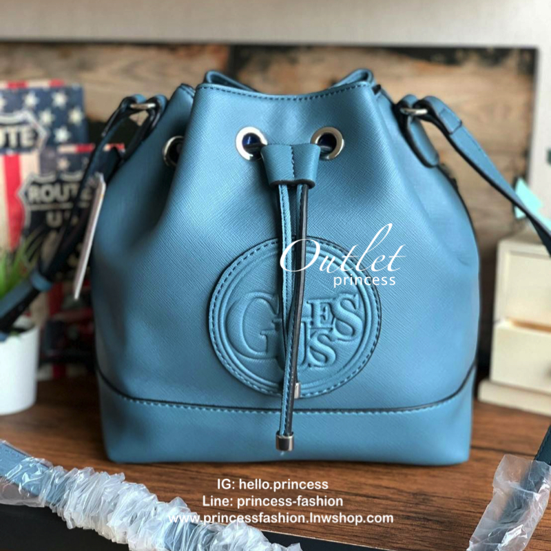 Guess Drawstring Bucket Bag กระเป๋าสะพายขนาดกลาง วัสดุลายหนังsaffiano ฐานกว้างตั้งอยู่ทรง มีซิกเนเจอร์ที่ด้านหน้าเป็นโลโก้ตัวนูน เปิดปิดแบบหูรูดและกระดุมแม่เหล็ก มีช่องใช้งานหลายข่อง สายสะพายปรับได้แบบเข็มขัด สวยแบบมีดีเทลเก๋ๆ สะพายเที่ยวระหว่างวันได้สบาย