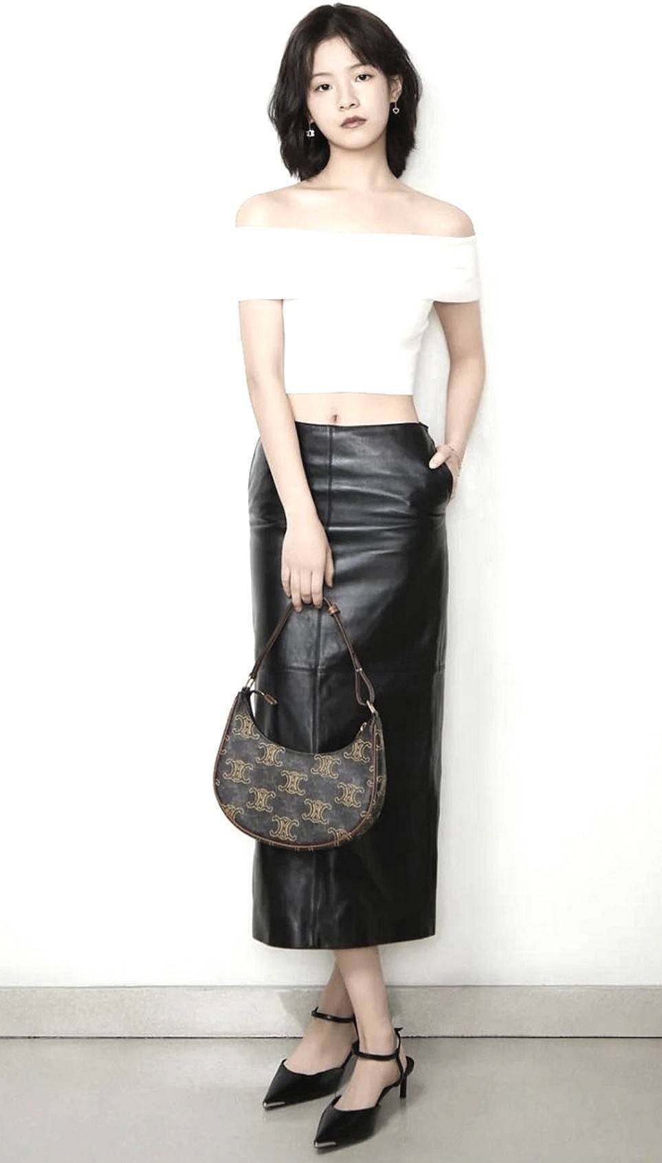 CELINE SHOULDER BAG VIP วัสดุ TRIOMPHE CANVAS ดีไซน์สวยหรูฮิตสุดในเกาหลี! หนังสวยอยู่ทรงกันน้ำ เปิดปิดด้วยซิปแบรนด์สีทอง ภายในโล่งกว้างและจุ สามารถใส่มือถือ กระเป๋าสตางค์ ของใช้ได้เยอะ สายสะพายหนังปรับได้อะไหล่ทองหรูมีโลโก้แบรนด์ ไอเท็มแนะนำพร้อมส่งที่ไทย