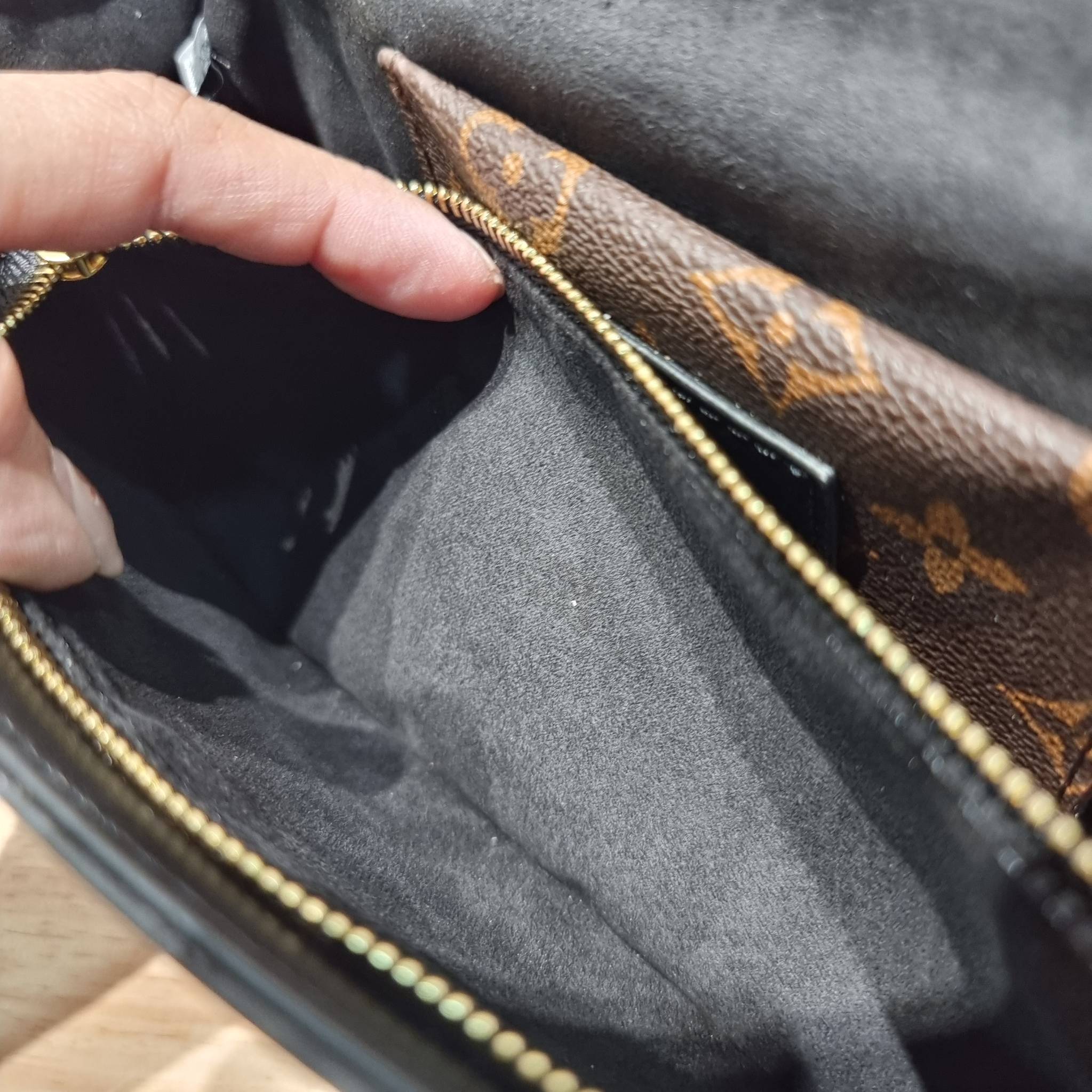 LV officier crossbody bag / LV Officier Pouch With Strap กระเป๋าสะพายเรียบหรู ดีไซน์เรียบง่าย ใช้งานสะดวก พร้อมใบลูกน่ารัก และสายสะพายเส้นใหญ่ ทนทาน แน่นหนา วัสดุหนังเรียบสวย