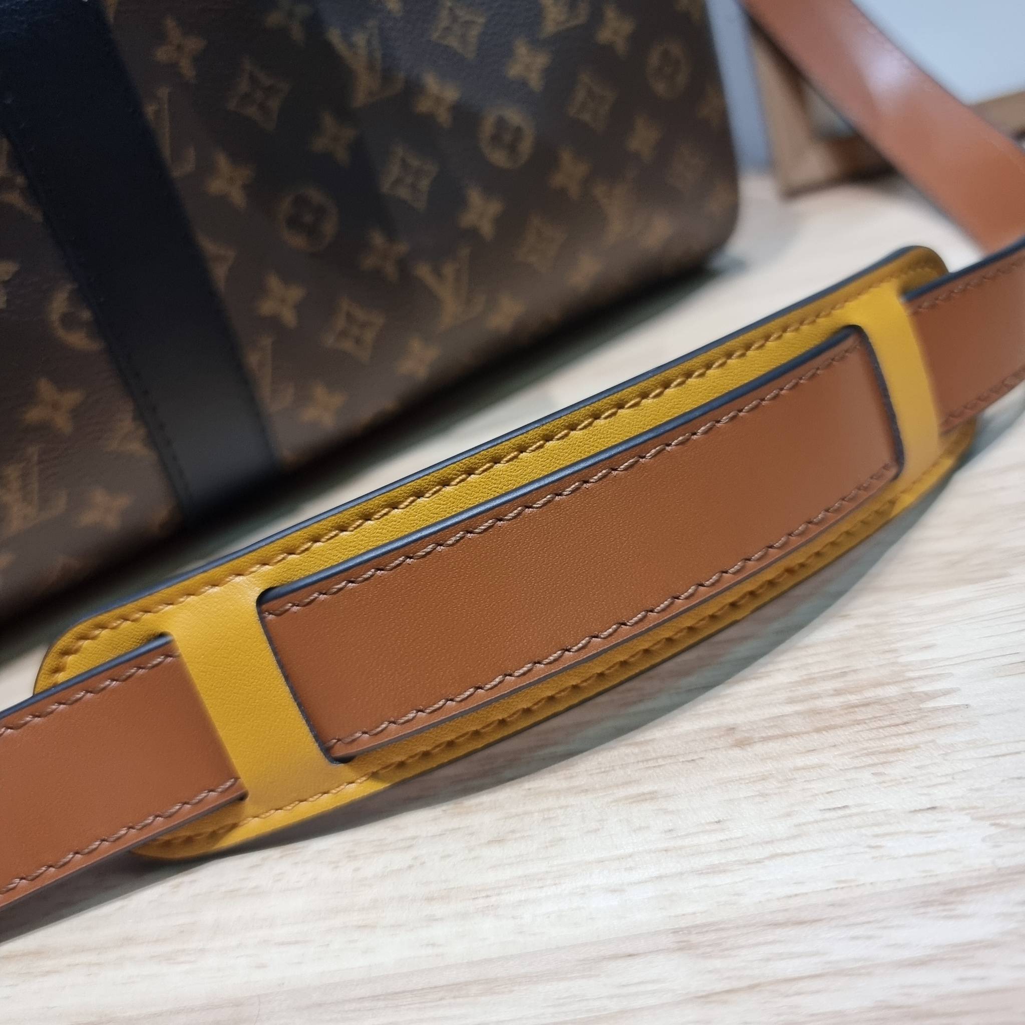 LV KEEPALL BANDOULIERE กระเป๋าเดินทางสุดชิค ที่ทำให้การเดินทางไม่ธรรมดาอีกต่อไป ด้วยลูกเล่น patch แท็กห้อย และใบลูก ที่จัดมาให้ได้เก๋ๆ ไม่ซ้ำใคร วัสดุหนังแคนวาสคุณภาพดี ดีไซน์ลวดลายโมโนแกรมเอกลักษณ์ ซิปมีตัวล็อคไว้ให้แน่นหนา มีสายสะพายครอสให้ ภายในโล่งกว้