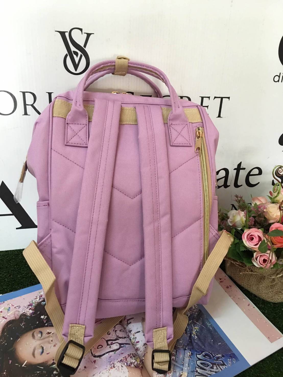 ANELLO POLYESTER CANVAS RUCKSACK รุ่นมินิ แบรนด์ดังสุดฮิตที่กำลังดังในประเทศญี่ปุ่น กระเป๋าเป้สไตล์คาวาอิ รูปทรงแปลกใหม่มีสไตล์เป็นของตัวเอง วัสดุผ้าแคนวาส ปากกระเป๋ากว้างมีโครง ง่ายสำหรับเวลาใส่สัมภาระ ภายในมีช่องเล็กและช่องใหญ่ใช้งานง่าย เปิดปิดด้วยซิปค