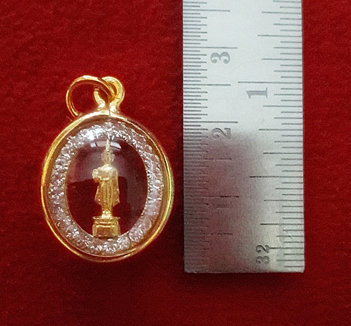 จี้พระประจำวันเกิดวันจันทร์ ปางห้ามญาติ องค์ใหญ่ล้อมเพชรเลี่ยมทองไมครอนพร้อมใบคาถาค่ะ