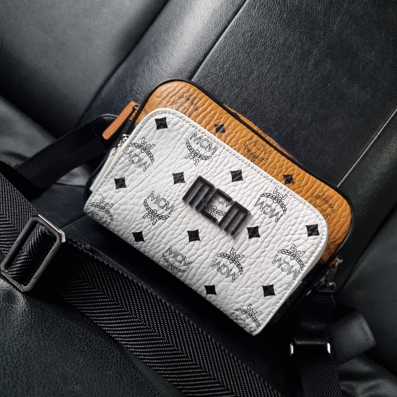 M.C.M KLASSIK CROSSBODY IN VISETOS MIX คลาสสิคสมชื่อ!! กระเป๋าสะพายข้างทรงครอสบอดี้ ดีไซน์มิกซ์แอนด์แมทช์สุดคูล ใหม่ล่าสุด เท่ได้ไม่ซ้ำใคร โลโก้โลหะรมดำดูมีเสน่ห์ วัสดุหนังแคนวาสคุณภาพดี มีช่องหลัก 2 ช่อง เปิด-ปิดด้วยซิป ด้านหลังมีช่องย่อยอีกหนึ่ง ภายในโล