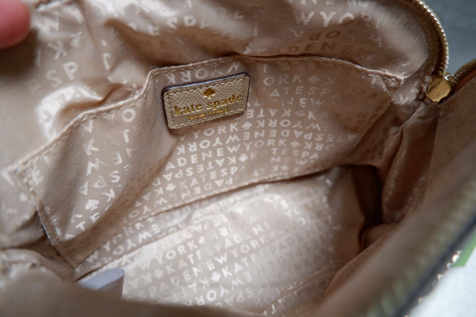 Katespade Crossbody Bag ด้านหน้าติดโลหะชื่อแบรนด์อะไหล่สีทอง เปิดปิดด้วยช่องซิป ด้านในเป็นช่องใส่สิ่งของ และมีป้ายหนังปั๊มโลโก้แบรนด์ ผ้าบุเป็นลายแบรนด์อีกด้วย รุ่นนี้มาพร้อมสายสะพายยาวปรับระดับได้ ทรงนี้สะพายกี่ทีก้อไม่มี out นะจ้ะสาวๆ