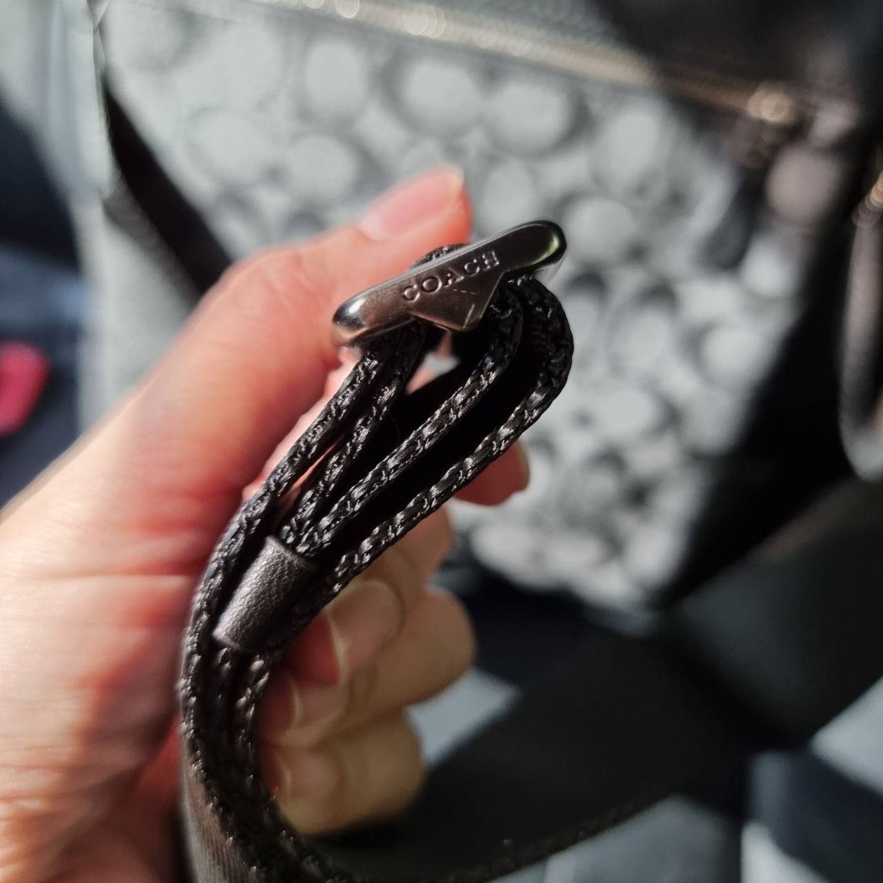 COACH F73336 HOUSTON FLIGHT BAG IN SIGNATURE CANVAS รุ่นนี้หนุ่มๆเค้ารู้กัน!! ขายดีตลอดกาล!! คลาสสิคไม่มีใครเกิน!! กระเป๋าสะพายข้างทรงแมสเซ็นเจอร์ยอดฮิต ทรงสวย ดูดี วัสดุหนังแคนวาสเคลือบลายสลับหนังแท้ เปิด-ปิดด้วยซิป ด้านหน้าและหลังสามารถใส่ของได้ ภายในแบ