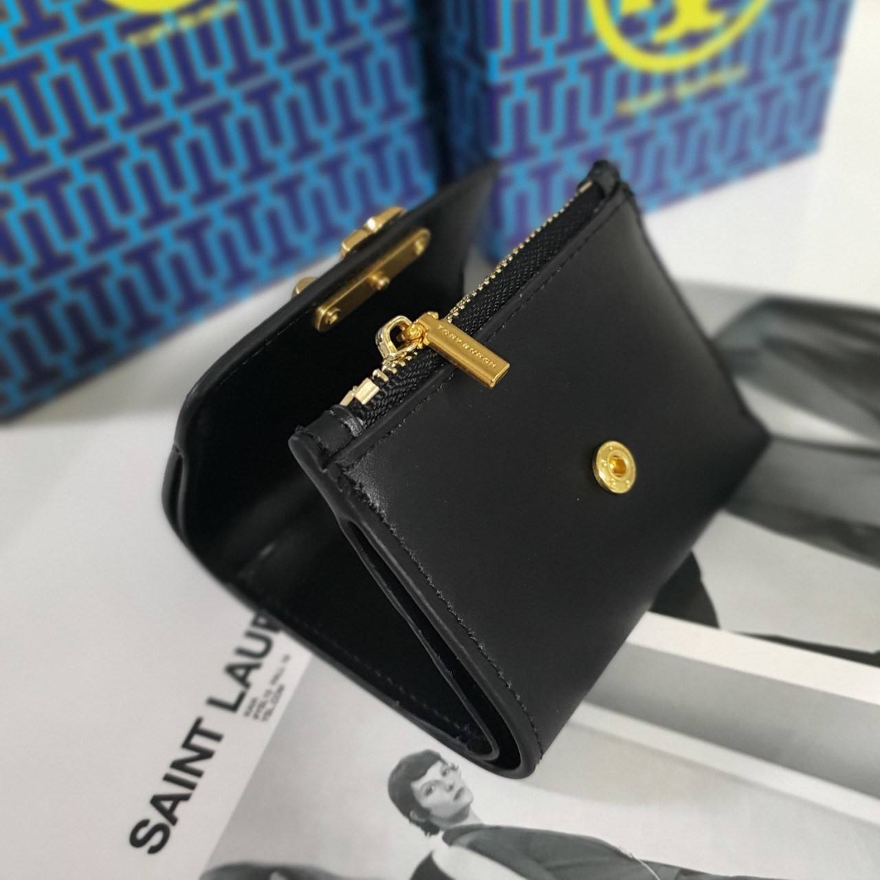 ของแท้ 💯% TORY BURCH SMALL WALLET กระเป๋าสตางค์สุดคลาสสิค ใบจิ๋วขนาดกำลังน่ารัก พกพาง่าย วัสดุหนังแท้ ประดับโบโก้ทอง