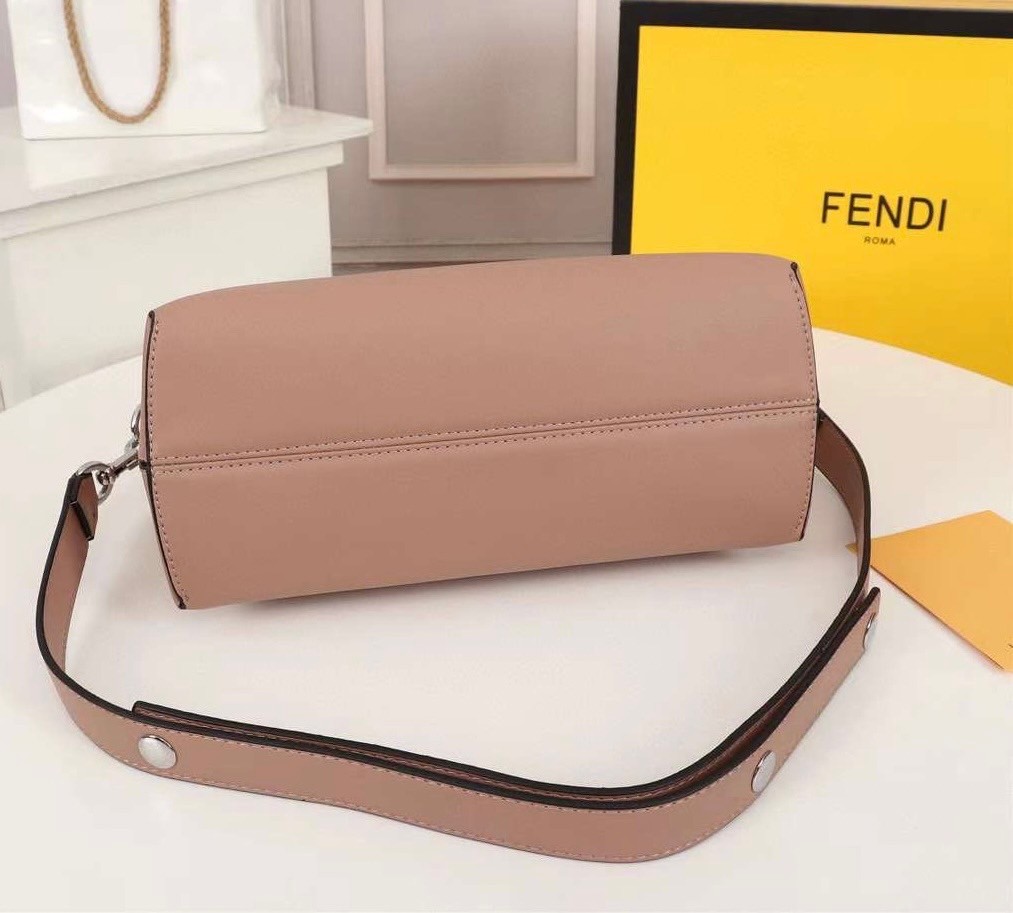 FENDI by the way small เกรดออริจินอล กระเป๋าถือ/สะพายข้างทรงหมอน รุ่นตามหา วัสดุหนังสวย มาพร้อมสายสะพายถอดออกได้ ใช้วันไหนๆกับชุดไหนๆได้หมดเลยทีเดียว อีกหนึ่งรุ่นที่ต้องแนะนำนะคะ