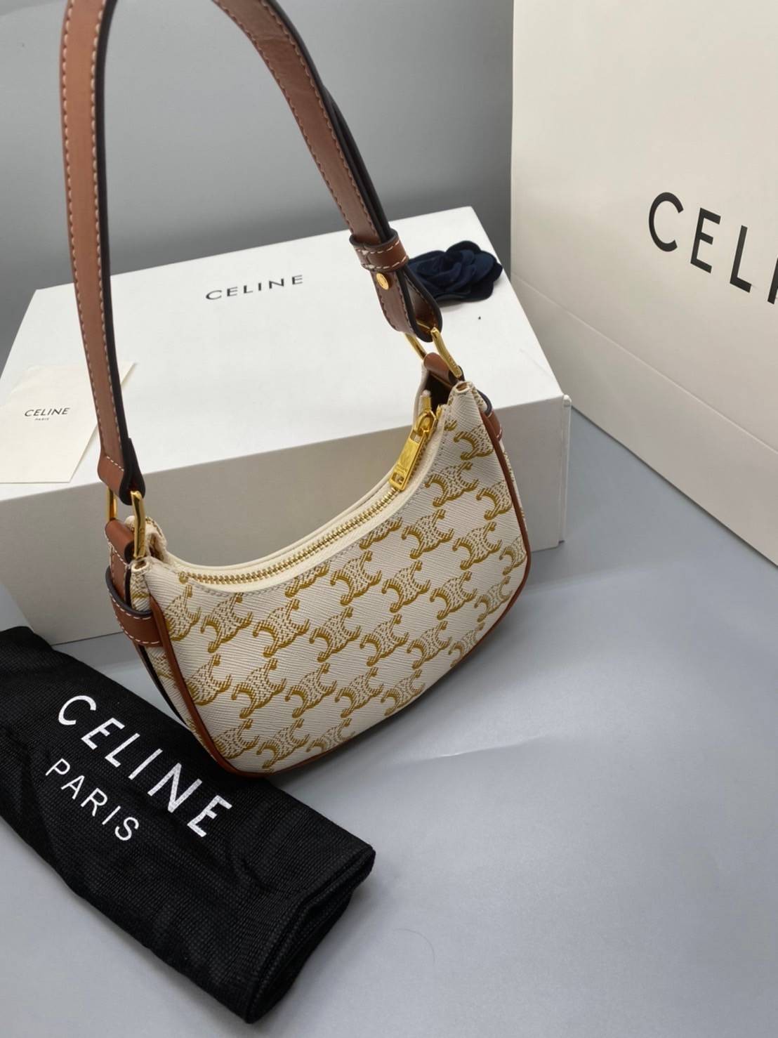 CELINE MINI SHOULDER BAG Celine Vintage Classic MINI Ava bag กระเป๋าสะพายไหล่ใบเล็กน่ารักมากก ขนาดใหม่ น้องน่ารักมากก คาเฟ่จ๋าาาา น้องมาล๊าววว วัสดุ TRIOMPHE CANVAS ดีไซน์สวยหรูฮิตสุดในเกาหลี! หนังสวยอยู่ทรงกันน้ำ เปิดปิดด้วยซิปแบรนด์สีทอง สายสะพายหนังปรั