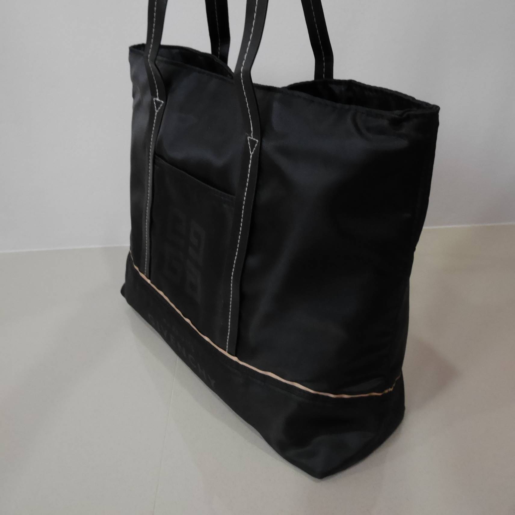 GIVENCHY PARFUME NYLON BAG ของแท้ จากเคาเตอร์แบรนด์น้ำหอม GIVENCHY ค้า ใบใหญ่จุใจ สะพายไหล่ วัสดุ ผ้าร่มหนานุ่ม กันน้ำออกแบบเก๋ๆ ด้วย สายหนังยาว สะพายไหล่ มีช่องใส่ของด้านหน้า ด้านใน บุด้วยผ้าปั้มโลโก้แบรนด์ มีช่องซิป 1 ช่อง ใส่มือถืออีก 1 ช่อง เปิด-ปิดด้