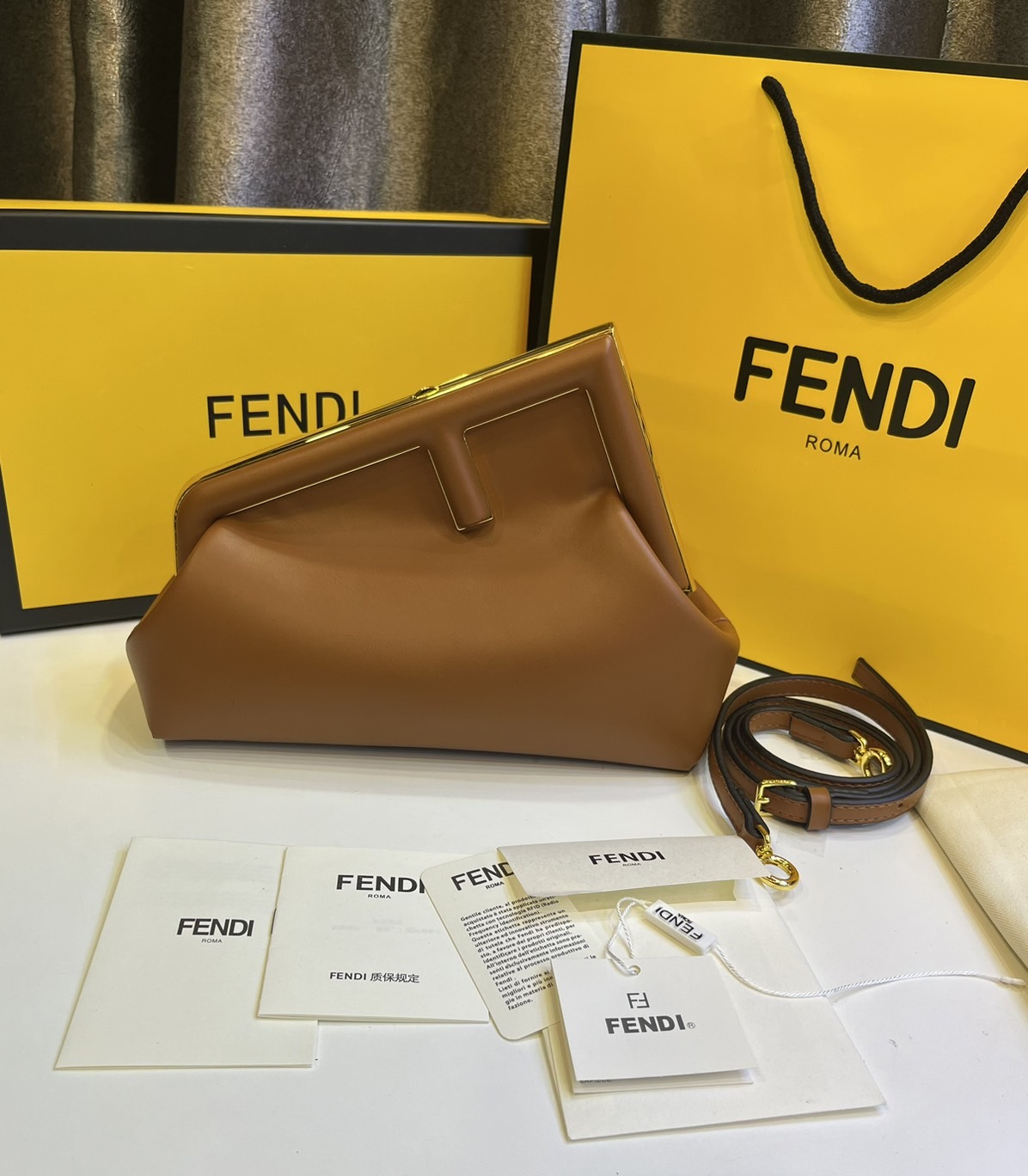 พร้อมส่ง 6 สี FENDI First Midi bag กระเป๋าทรงคลัชมาพร้อมสายสะพาย รูปลักษณ์สวยงามทันสมัย 🧡 เกรดออริจินอล 1:1 สลับแท้ ใช้งานต่างประเทศได้