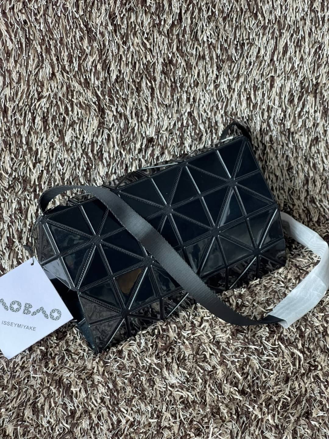 BAOBAO Issey Miyake CARTON GLOSS SHOULDER BAG มาในไซส์ขนาดกะทัดรัด โดดเด่นด้วยดีไซน์อันเป็นเอกลักษณ์ของแบรนด์ ที่สำคัญน้ำหนักเบา