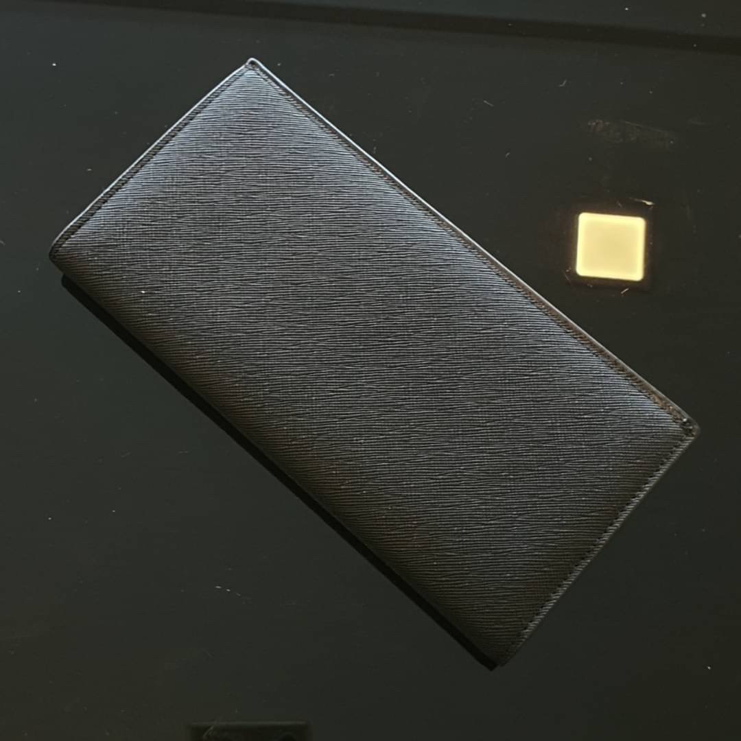 PRADA LONG WALLET กระเป๋าสตางค์รับทรัพย์ ทรงหรู จากแบรนด์ PRADA ลายหนัง SAFFIANO มีช่องใส่บัตร ถึง 12 ช่อง และช่องซิปใส่ของจุกจิกได้ น้ำหนักเบา จับถนัดมือ ขนาดกำลังดีคะ ถือแล้วดูดี อะไหล่ทองสุดหรู ใช้แล้วสวยแน่นอนค้า