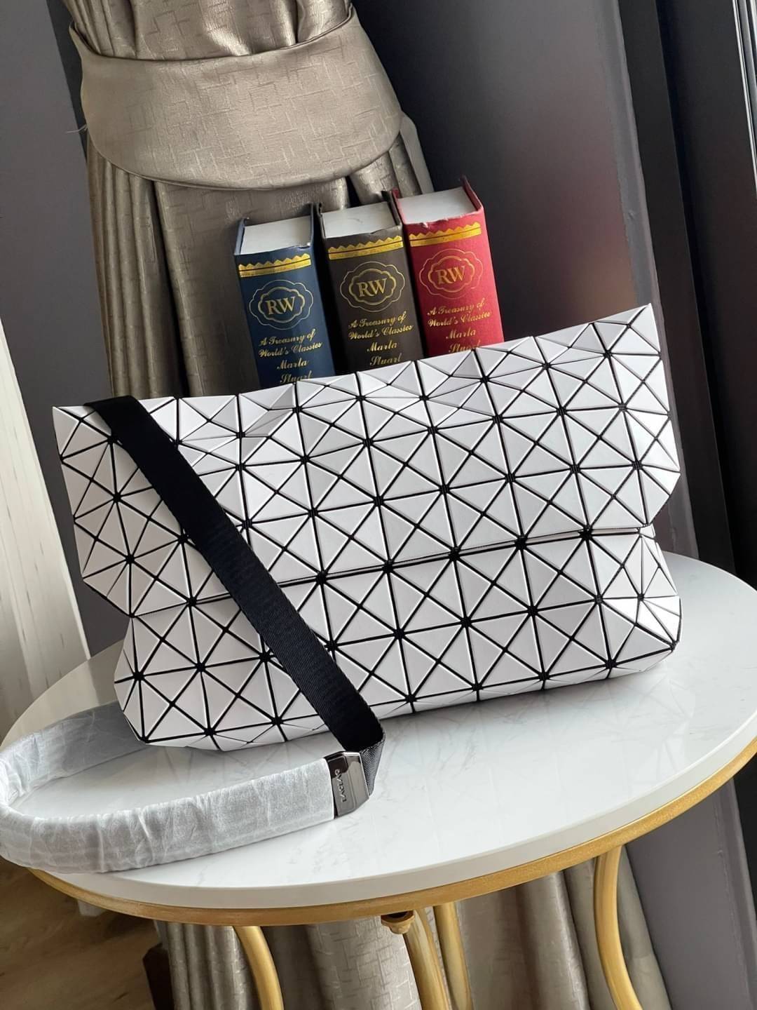 Baobao Issey Miyake Prism Sac ชาวมินิมอลทั้งชายและหญิงต้องถูกใจรุ่นนี้ เพราะ Prism Sac เป็นกระเป๋าแบบ unisex ที่มาพร้อมกับความเรียบง่ายของวัสดุเนื้อแมตต์ แต่ให้ลุคสไตล์เท่แบบคูลๆ โดดเด่นด้วยดีไซน์ที่ออกแบบมาให้ใช้งานที่ง่าย ตอบโจทย์ทุกสถานการณ์ฝาพับแบบเปิ