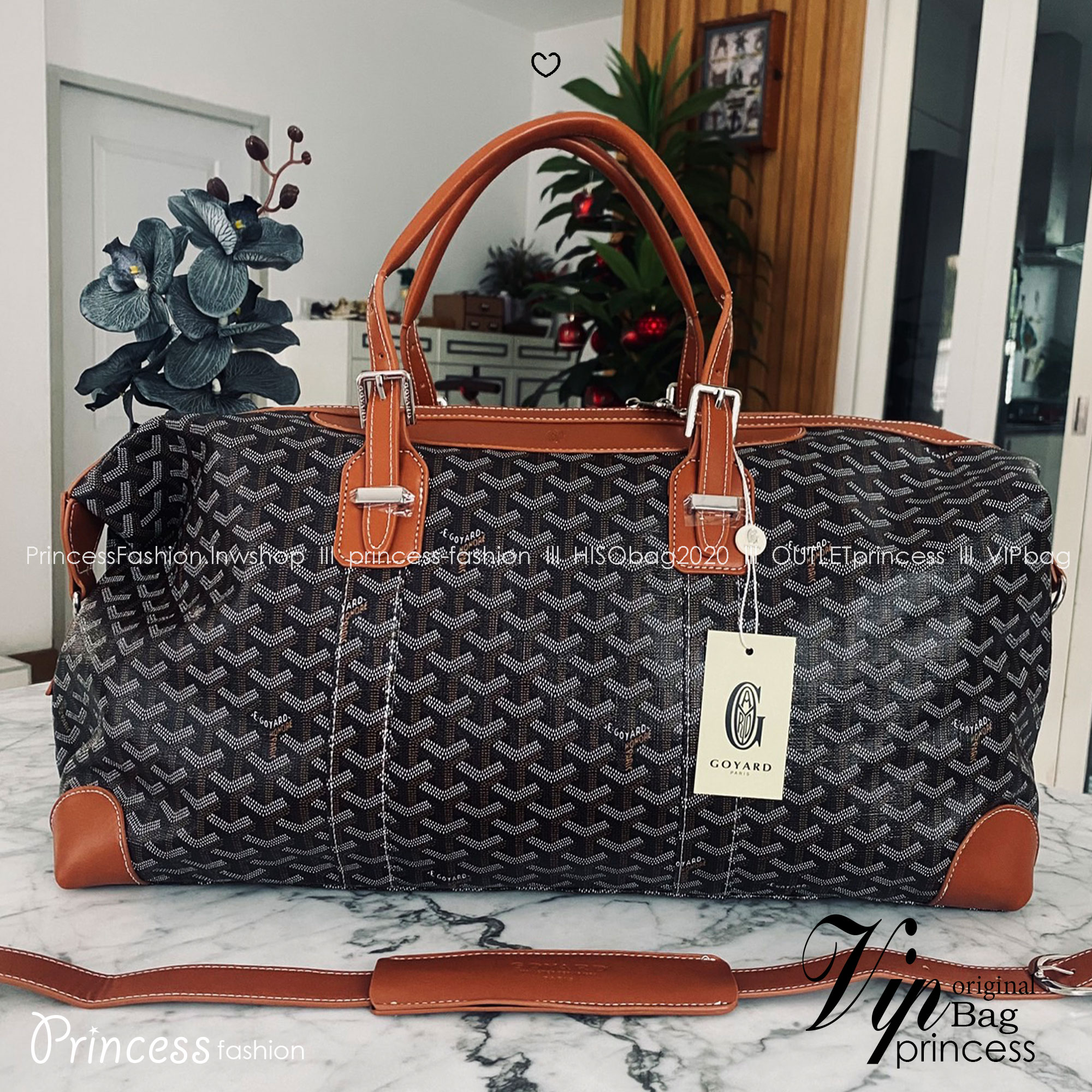 Goyard Boeing Travel 55 Duffle Bag กระเป๋าเดินทางใบใหญ่ ดีไซน์สวยคลาสสิกเป็นเอกลักษณ์ ไอเท็มที่จะทำให้การเดินทางไม่ธรรมดาอีกต่อไป ด้วยดีเทลความเป็นเอกลักษณ์ เรียบแต่หรู ภายในจุของได้เยอะมาก