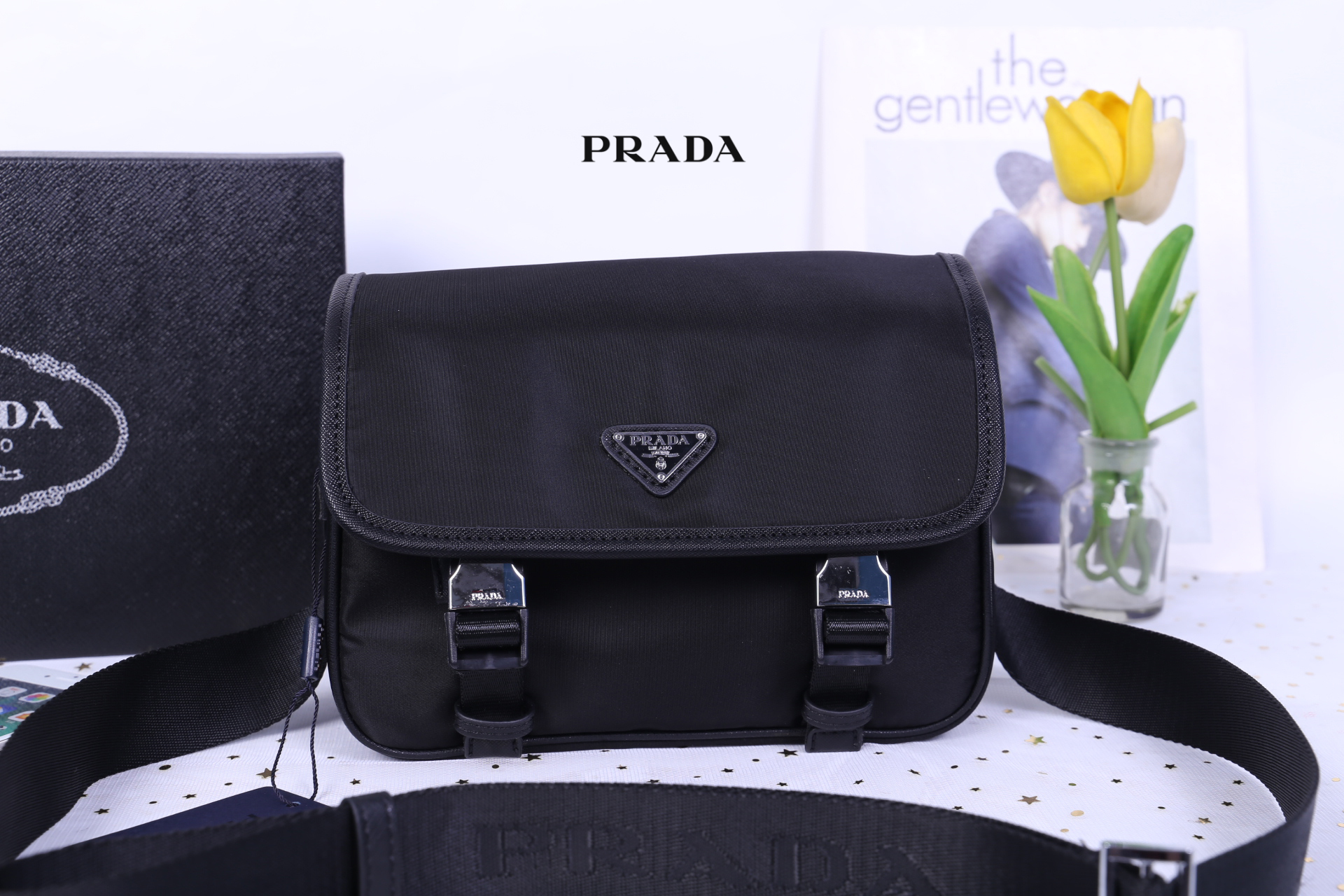 Prada Nylon and Saffiano Leather Bag with Strap กระเป๋าสะพายแบบ Crossbody ใช้ได้ทั้งหญิงชาย มาพร้อมกระเป๋าใส่เหรียญใบเล็กน่ารัก เปิด-ปิดด้วยตัวล็อค ด้านในยังแบ่งช่องเป็นสัดส่วน จุของได้เยอะ ซับในด้วยผ้าพิมพ์ลายแบรนด์อย่างดี และยังมี 1 ช่องซิปด้านหลัง สายส