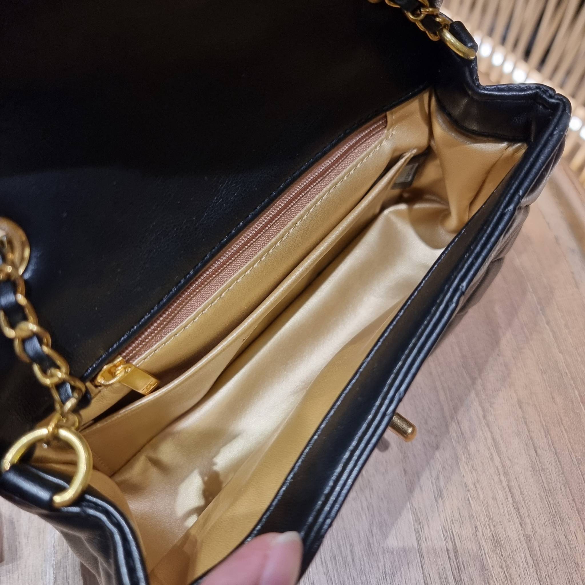 VIP 🥂 เซ็ทคือที่สุดของความคุ้ม CHANEL GIFT BOX SET สุดหรูชวนให้สะสม สุดยอดไอเท็มหายากพร้อมเสิร์ฟครบชุด สุดคุ้ม มาพร้อมกระเป๋าสะพายถึง 2 ใบ สุดหรูลิมิเต็ด จับคู่รุ่นยอดฮิต และที่พิเศษยังมีน้ำหอมตัวท็อปมาให้อีก chanel no.5 ที่แสนจะเย้ายวน ในขนาด 7.5