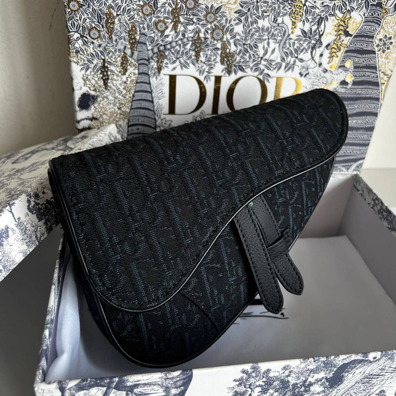 หนังแท้ DIOR SADDLE BELT BAG รุ่นสุดฮิต สามารถคาดอกสะพายข้างหรือคาดเอวก็ได้สามารถใช่งานได้ทั้งชาย/หญิง งานสวยมากพร้อมอุปกรณ์ครบชุด เกรดออริงานเทียบเท่าของแท้เลย กระเป๋ารุ่นยอดนิยมตามแบบฉบับแบรนด์ พร้อมส่งที่ไทย เกรดออริจินอลผ้าแจ๊คการ์ดและหนังแท้ ภาพสินค้