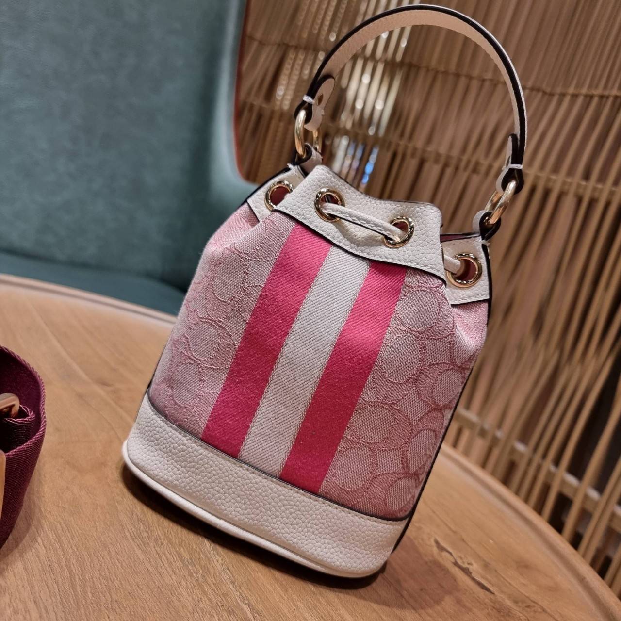 COACH C5121 DEMPSEY 15 DRAWSTRING MINI BUCKET BAG น้องคนสวยมาใหม่จ้า รุ่นใหม่กริ๊บ!! ยังไม่เข้าช็อปไทย ละมุนคุณหนูต้องมาแล้วแหละ กระเป๋าทรงถังไซส์มินิ ใช้งานง่ายด้วยการรูดหนังปิดรอบปากกระเป๋า ทุกอย่างลงตัวที่สุด!! มาพร้อมตัวห้อยรูปหัวใจสีทองกุ๊กกิ๊ก น่ารั