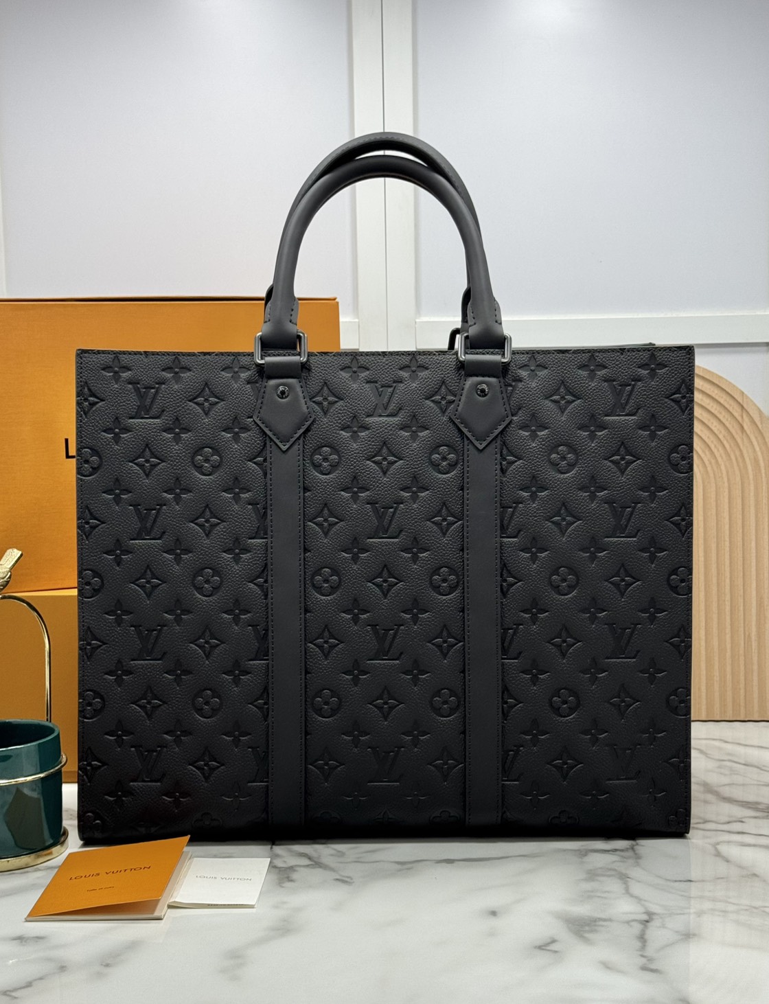 TOP ORI หนังแท้ | LV Sac Plat 24H Tote bag กระเป๋าโท้ทใบใหญ่ หนัง Taurillon ฉลุลายโมโนแกรมสวยหรูคมชัด สะท้อนความสง่างามเปี่ยมเสน่ห์สไตล์มัสคิวลีน ด้านในมีพื้นที่จุของได้มาก มีช่องแบ่งสัดส่วนด้านในไว้อย่างดี